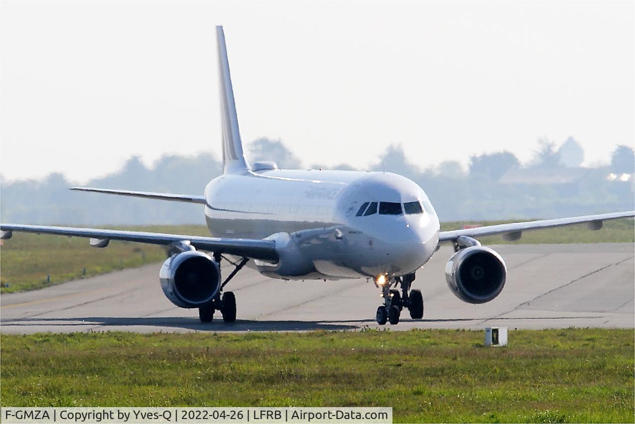 Aircraft F-GMZA, 1994 Airbus A321-111, c/n 498, Airbus A321-111, Taxiing to boarding area, Brest-Bretagne Airport (LFRB-BES), at LFRB, photo by Yves-Q