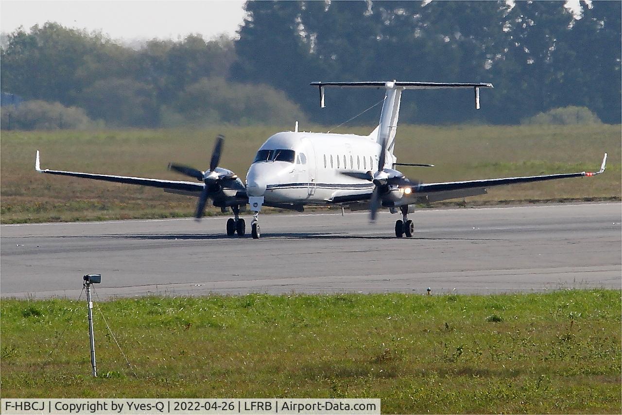 Aircraft F-HBCJ, 1998 Beech 1900D, c/n UE-338, Beech 1900D, Landing rwy 25L, Brest-Bretagne airport (LFRB-BES), at LFRB, photo by Yves-Q