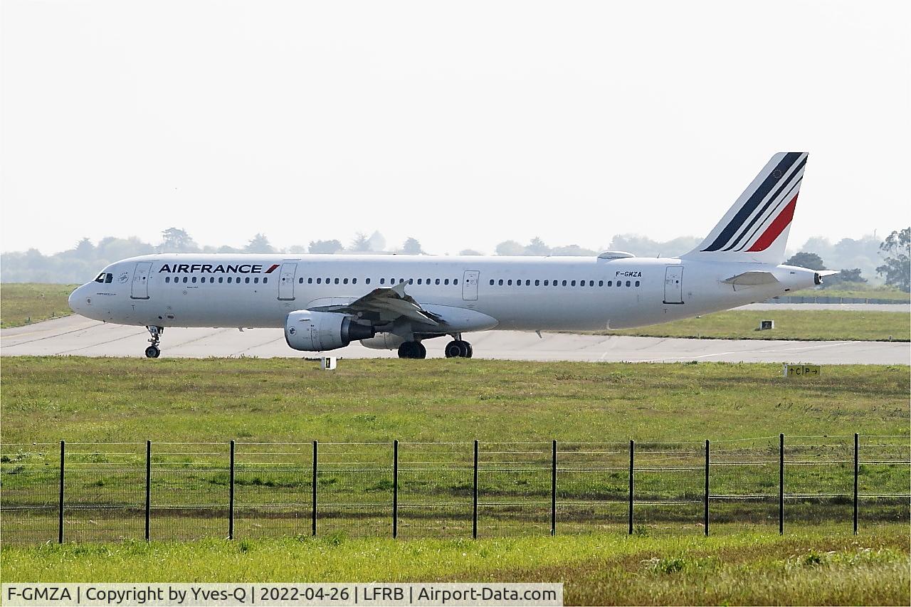 Aircraft F-GMZA, 1994 Airbus A321-111, c/n 498, Airbus A321-111, Taxiing to rwy 07R, Brest-Bretagne Airport (LFRB-BES), at LFRB, photo by Yves-Q