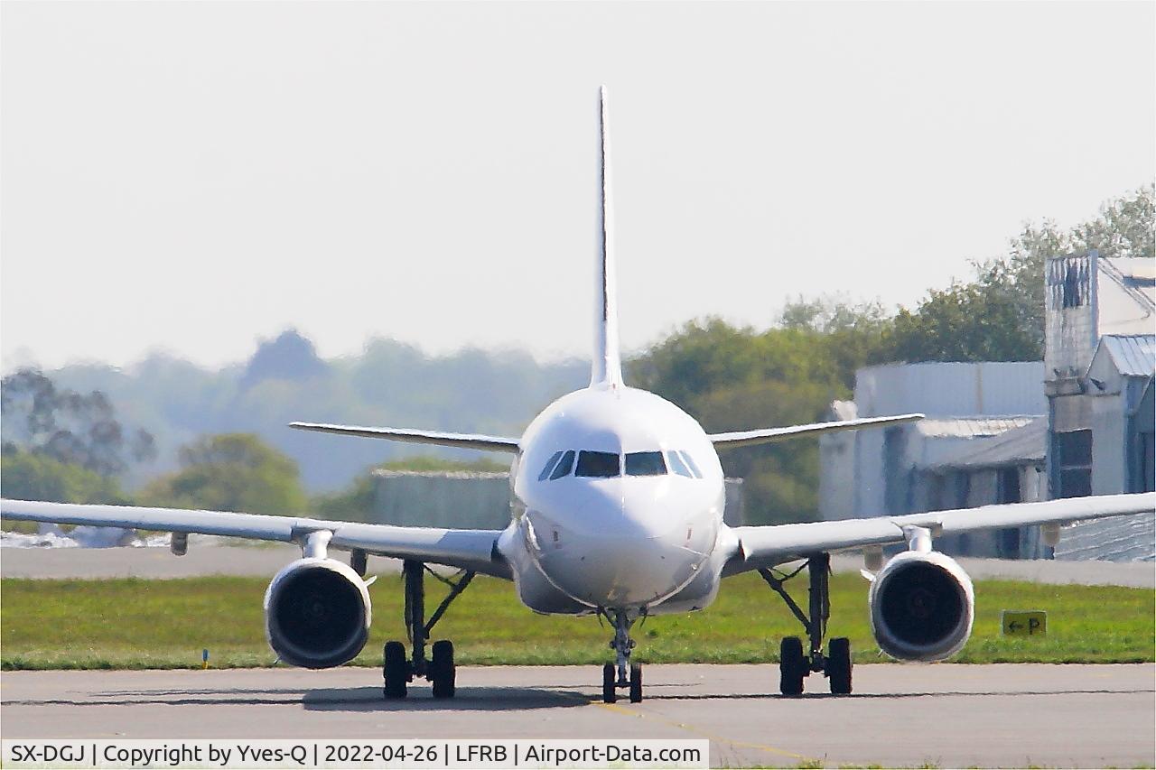 Aircraft SX-DGJ, 2007 Airbus A320-232, c/n 3316, Airbus A320-232, Ready to start after push back, Brest-Bretagne airport (LFRB-BES), at LFRB, photo by Yves-Q