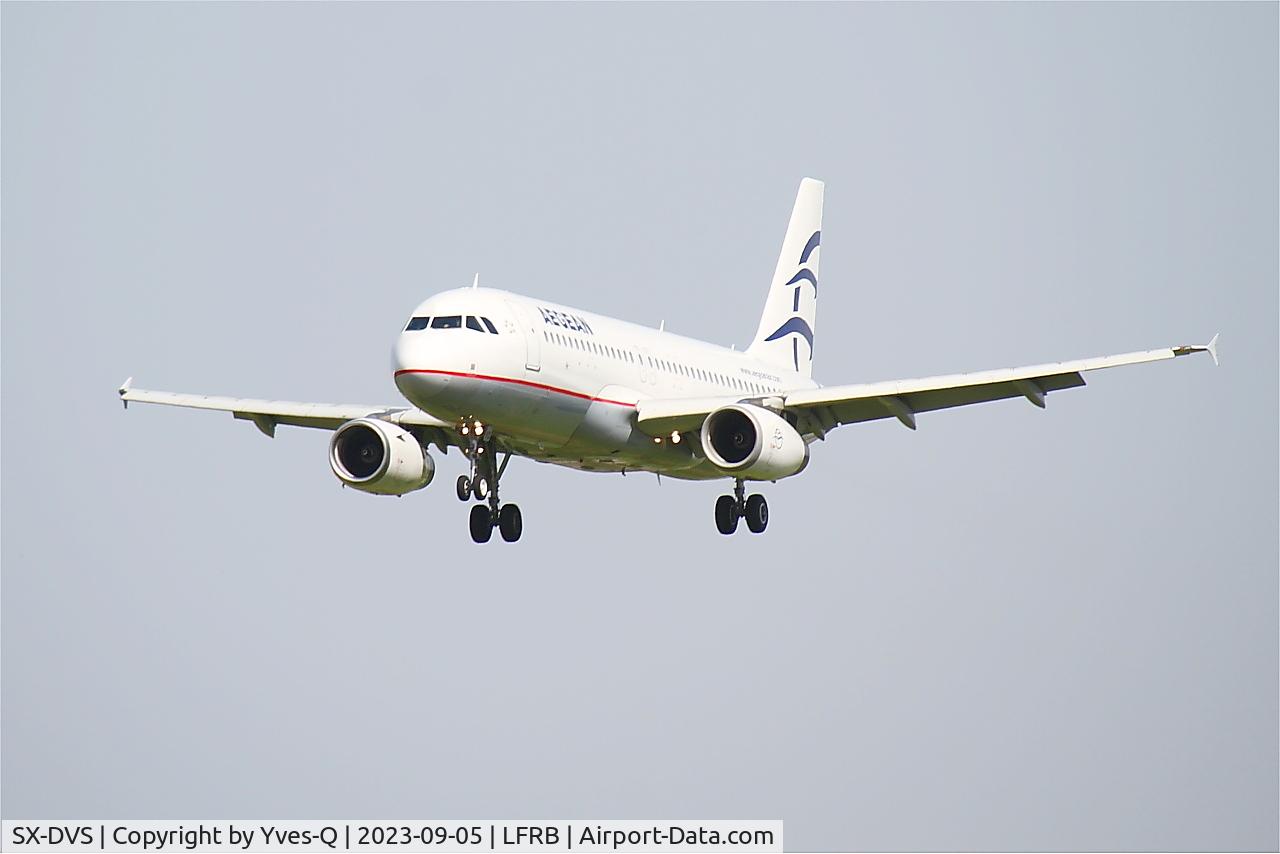 Aircraft SX-DVS, 2008 Airbus A320-232, c/n 3709, Airbus A320-232, Short approach rwy 25L, Brest-Bretagne airport (LFRB-BES), at LFRB, photo by Yves-Q
