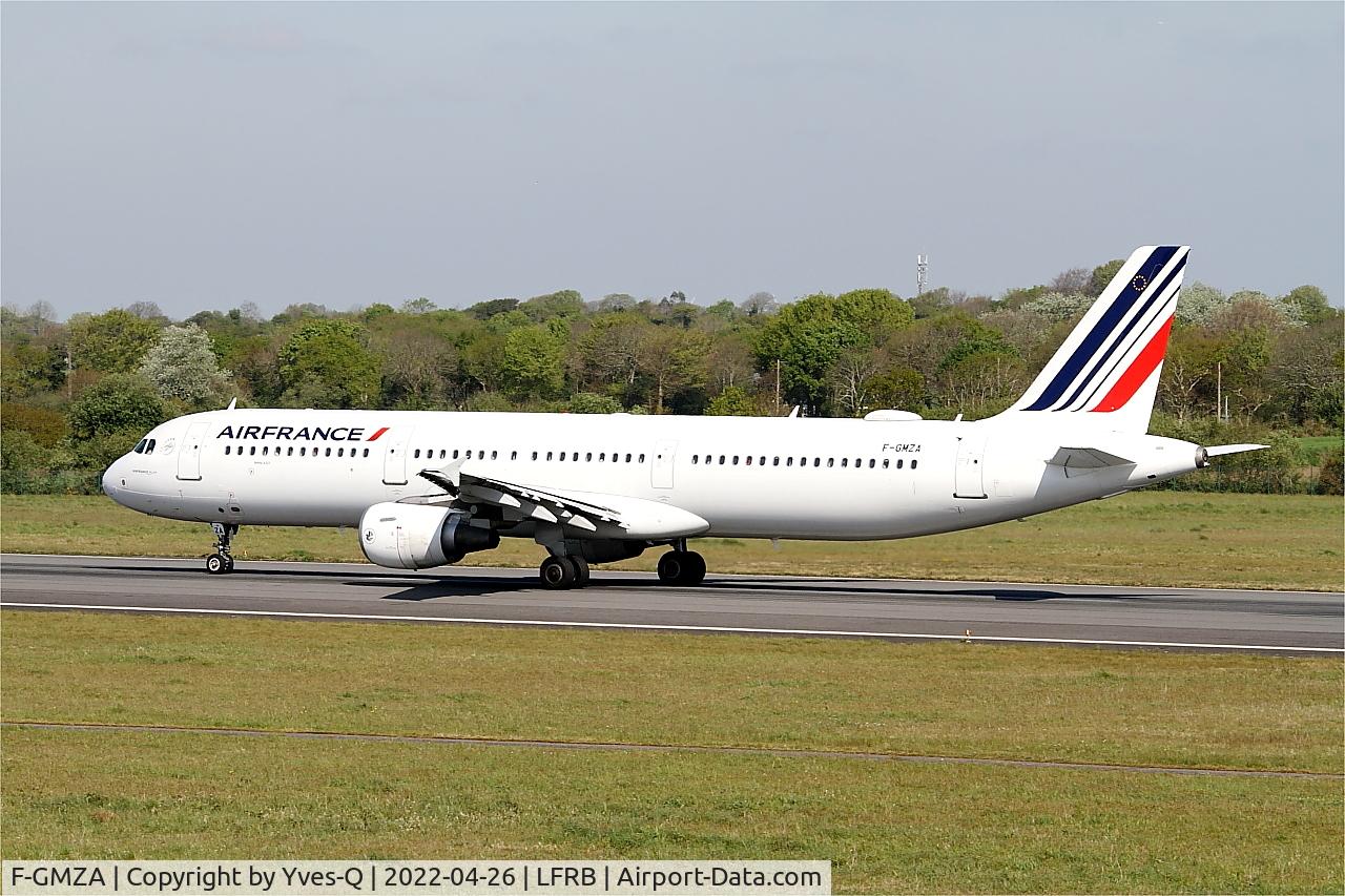 Aircraft F-GMZA, 1994 Airbus A321-111, c/n 498, Airbus A321-111, Taxiing rwy 07R, Brest-Bretagne Airport (LFRB-BES), at LFRB, photo by Yves-Q