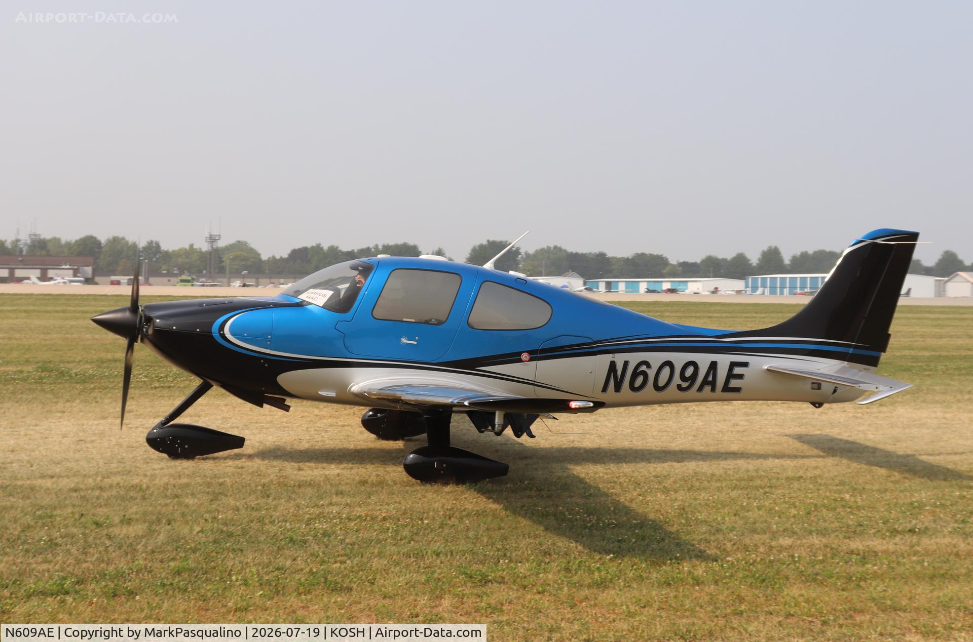 Aircraft N609AE, 2003 Cirrus SR22, c/n 0609, Cirrus SR22, at KOSH, photo by MarkPasqualino