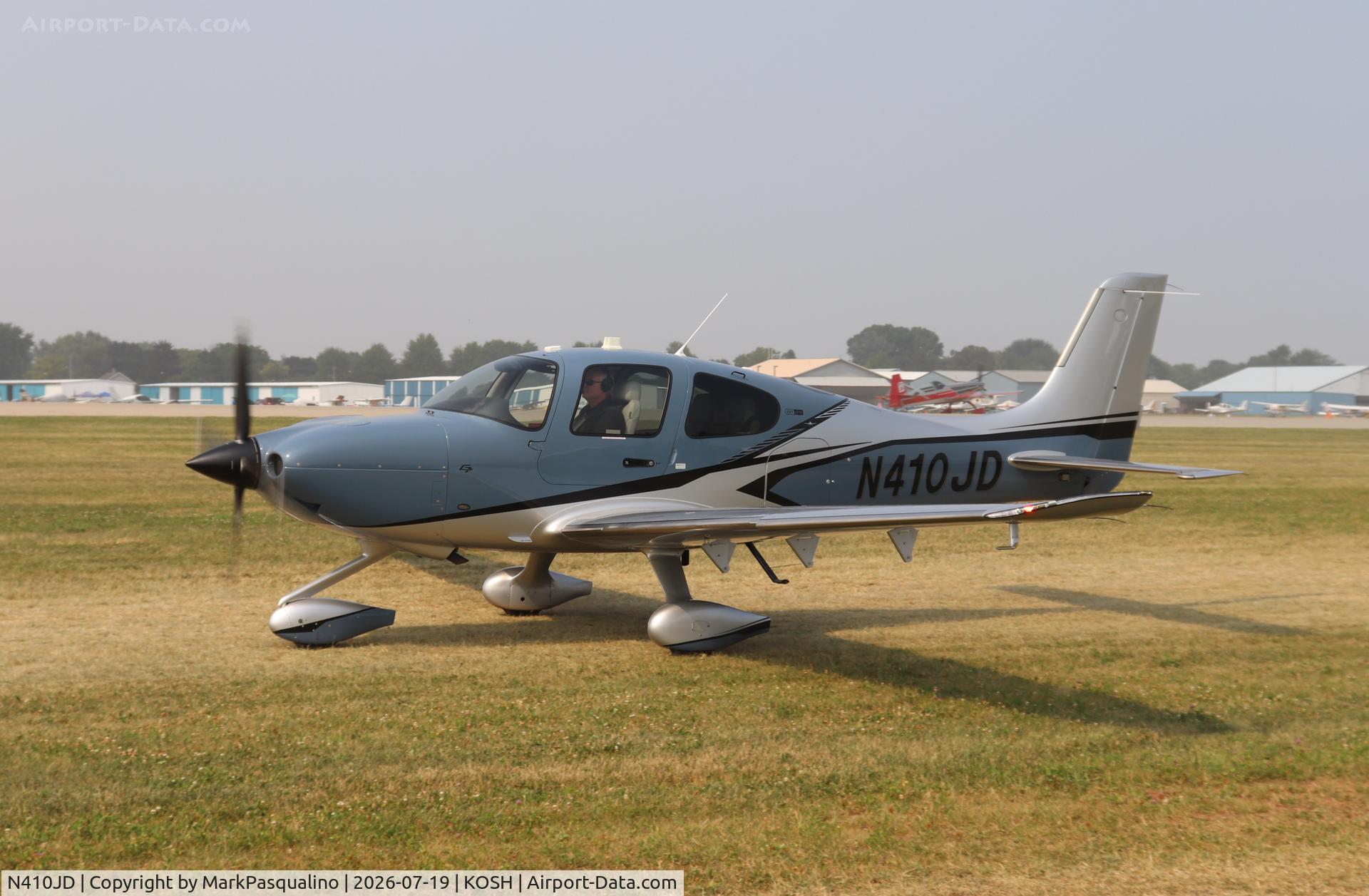 Aircraft N410JD, 2025 Cirrus Design Corp SR22T, c/n 11001, Cirrus SR22T, at KOSH, photo by MarkPasqualino