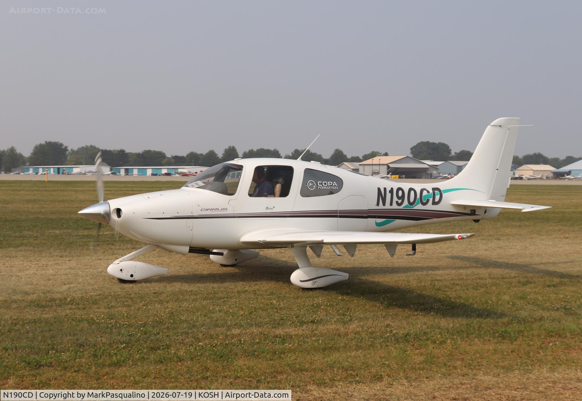 Aircraft N190CD, 2000 Cirrus SR20, c/n 1099, Cirrus SR20, at KOSH, photo by MarkPasqualino