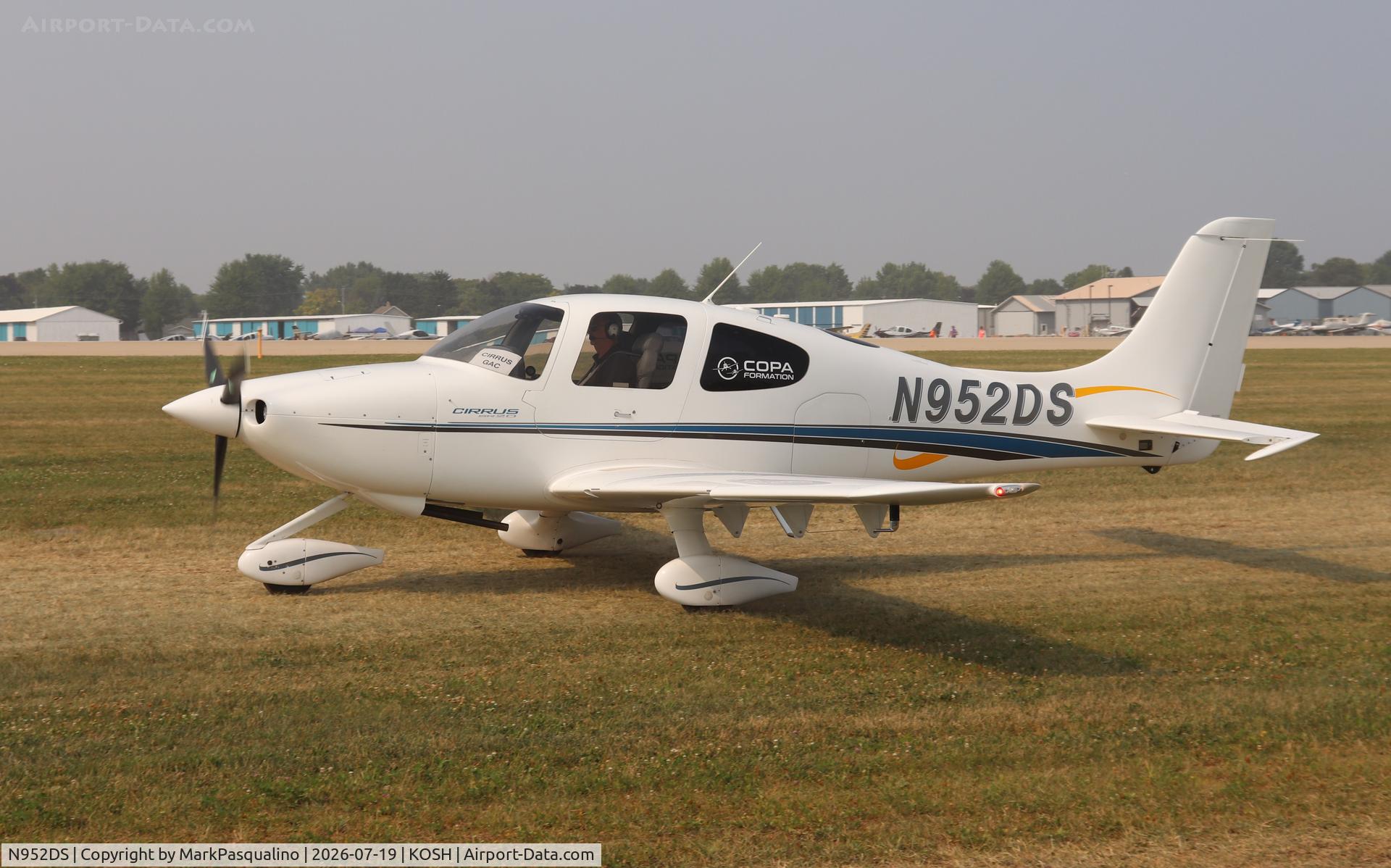 Aircraft N952DS, 2000 Cirrus SR20, c/n 1102, Cirrus SR20, at KOSH, photo by MarkPasqualino