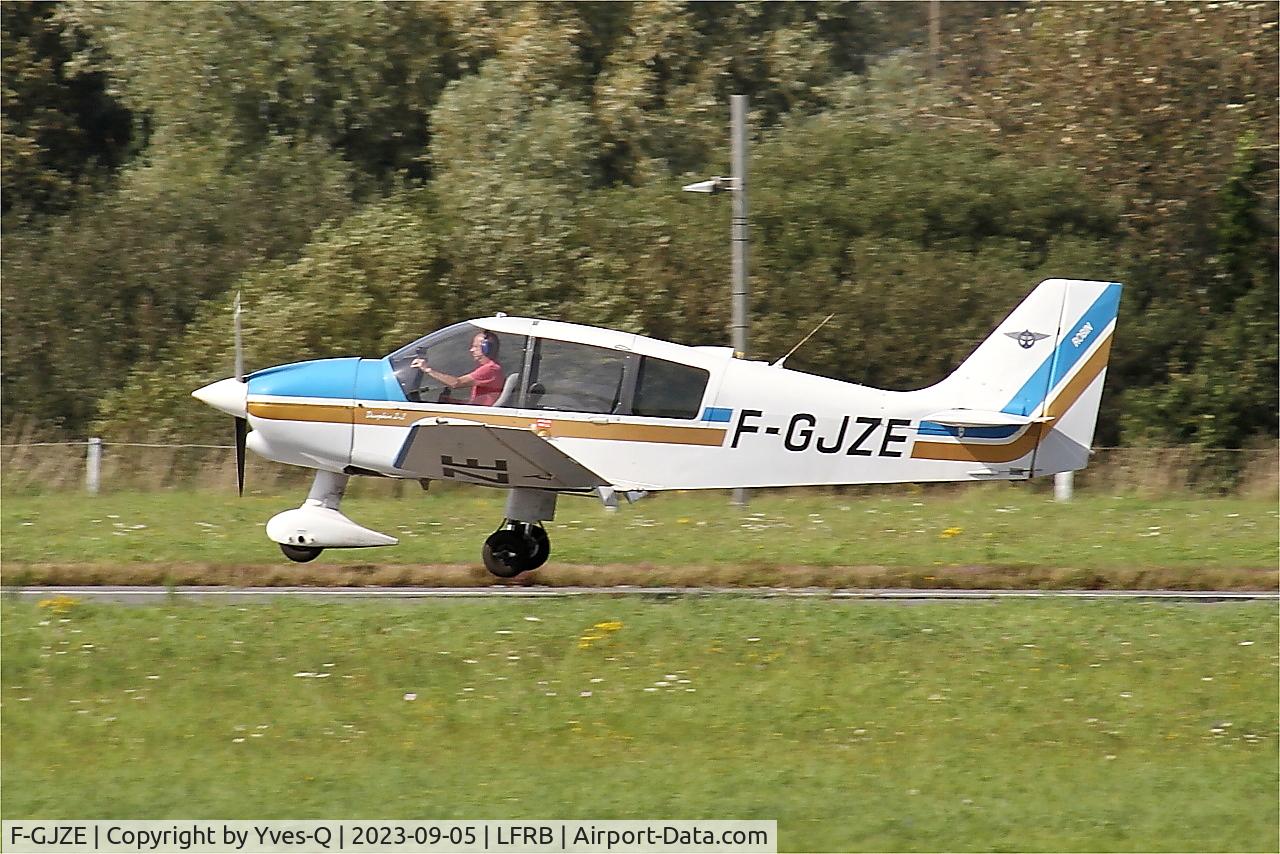 Aircraft F-GJZE, Robin DR-400-120 Petit Prince, c/n 2005, Robin DR-400-120, Landing rwy 25L, Brest-Bretagne airport (LFRB-BES), at LFRB, photo by Yves-Q