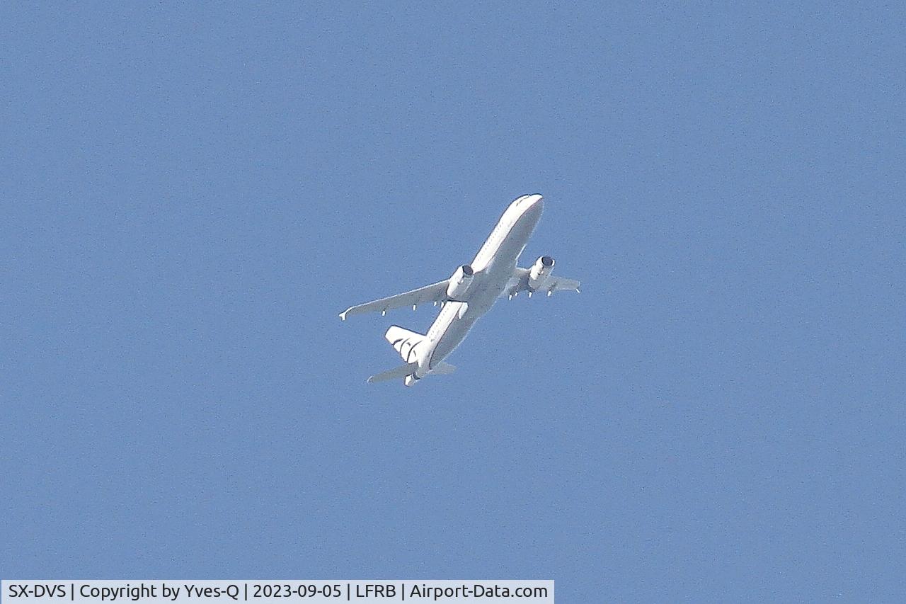 Aircraft SX-DVS, 2008 Airbus A320-232, c/n 3709, Airbus A320-232, Flight over Brest-Bretagne airport (LFRB-BES), at LFRB, photo by Yves-Q