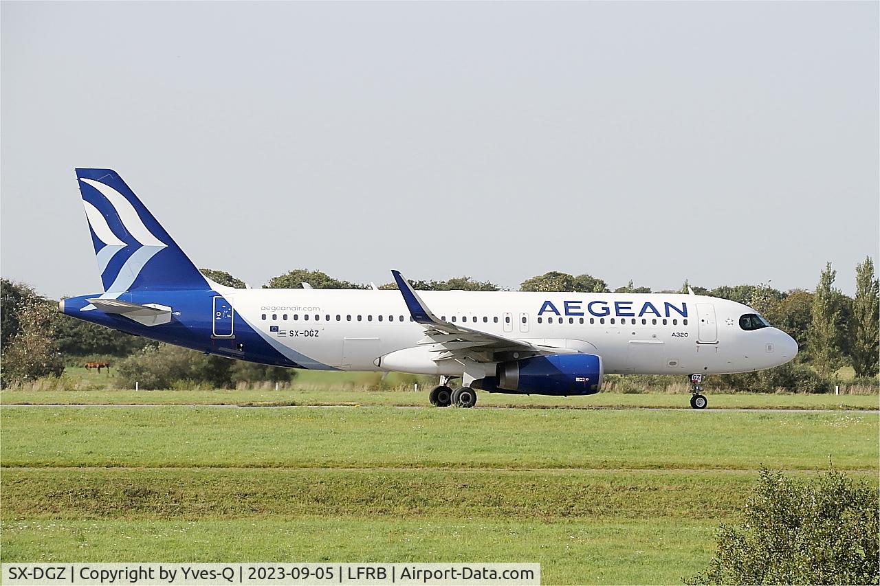 Aircraft SX-DGZ, 2015 Airbus A320-232, c/n 6643, Airbus A320-232, Taxiing rwy 25L, Brest-Bretagne airport (LFRB-BES), at LFRB, photo by Yves-Q