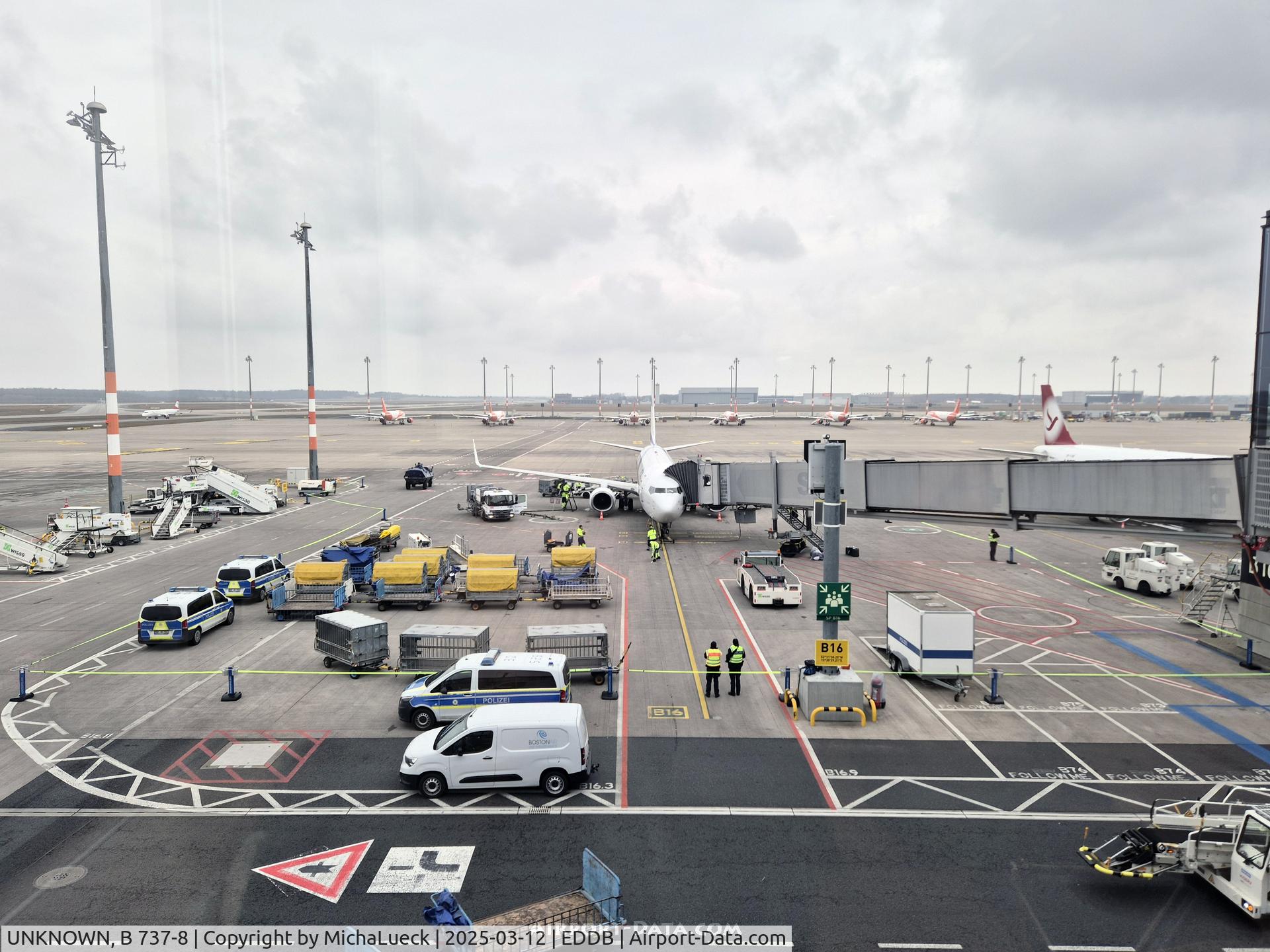 Aircraft UNKNOWN, B 737-8, Massive security for El Al flights, at EDDB, photo by MichaLueck