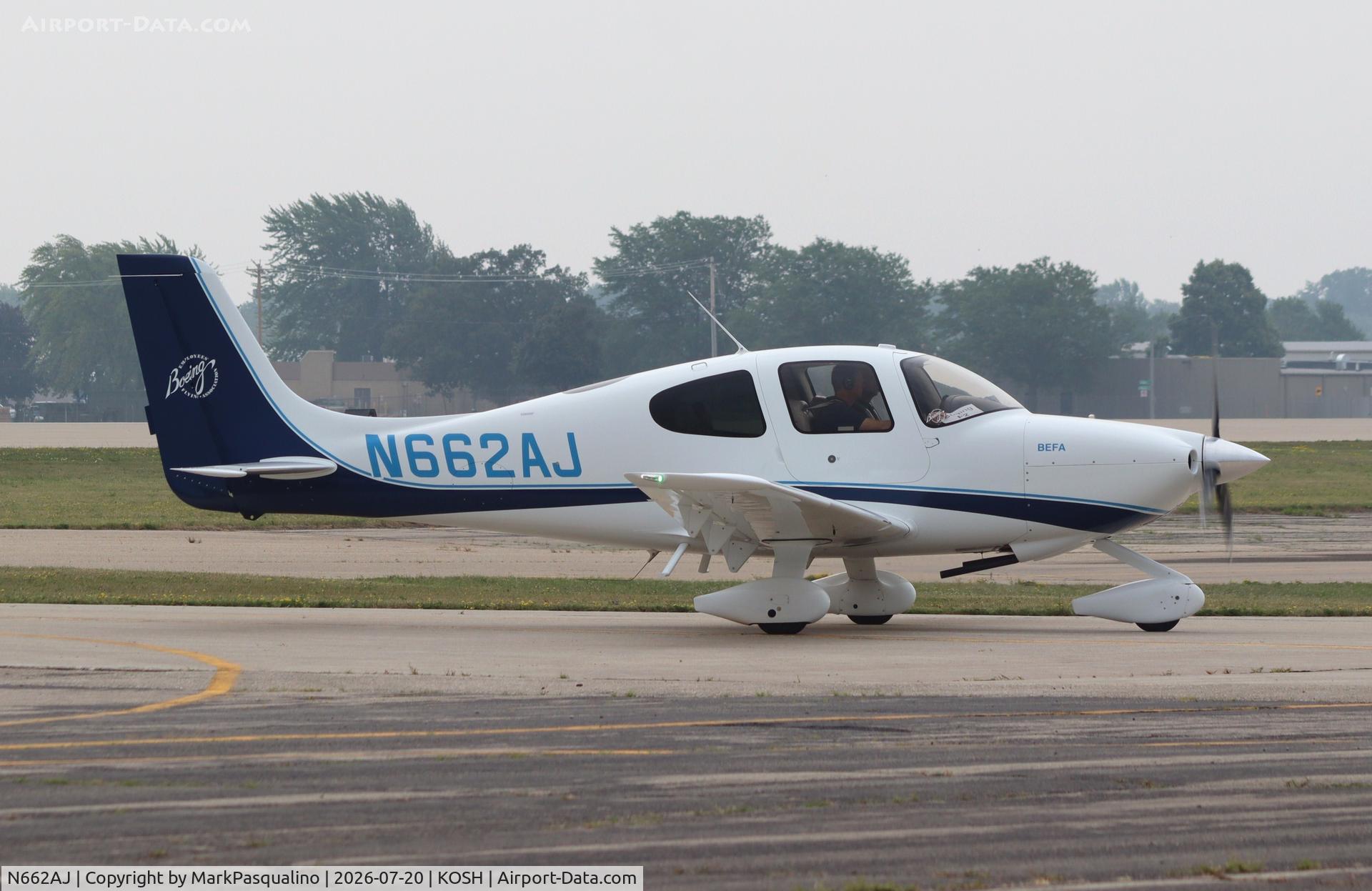 Aircraft N662AJ, 2006 Cirrus SR20 G2, c/n 1632, Cirrus SR20 G2, at KOSH, photo by MarkPasqualino