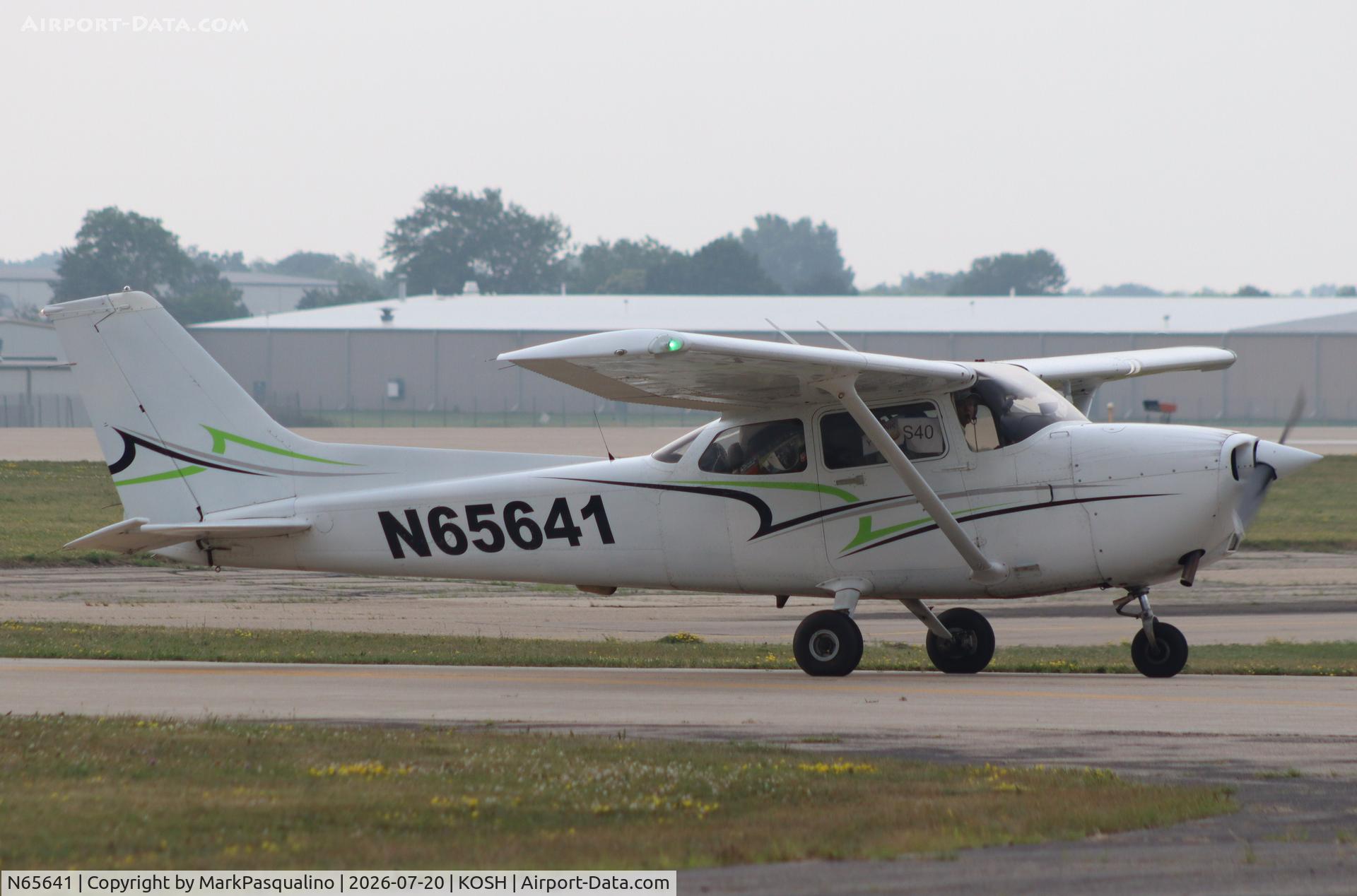 Aircraft N65641, 2005 Cessna 172R, c/n 17281233, Cessna 172R, at KOSH, photo by MarkPasqualino