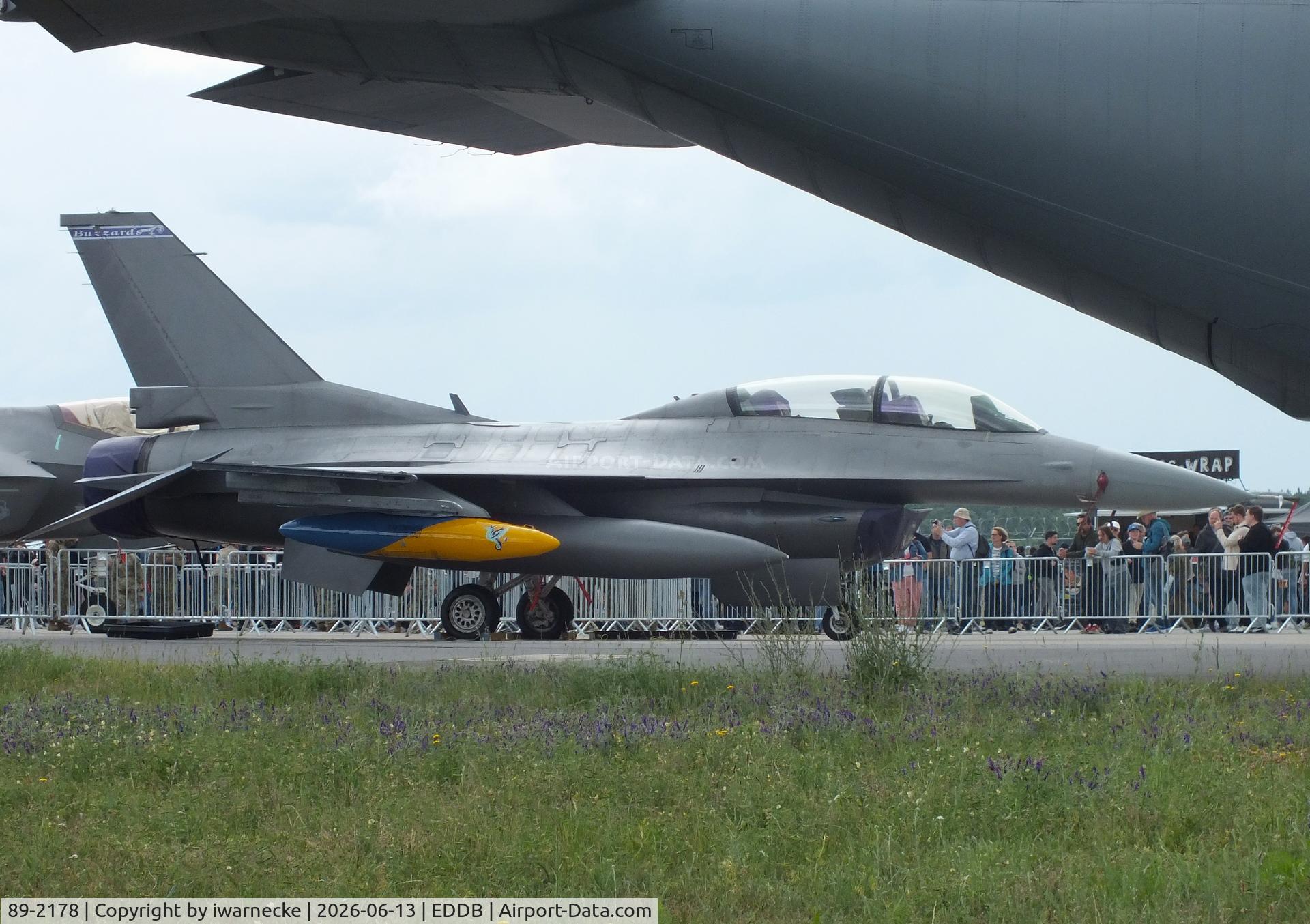 Aircraft 89-2178, 1989 General Dynamics F-16DG Night Falcon, c/n 1D-53, General Dynamics F-16DG Night Falcon of the USAF at ILA 2026, Berlin, at EDDB, photo by iwarnecke
