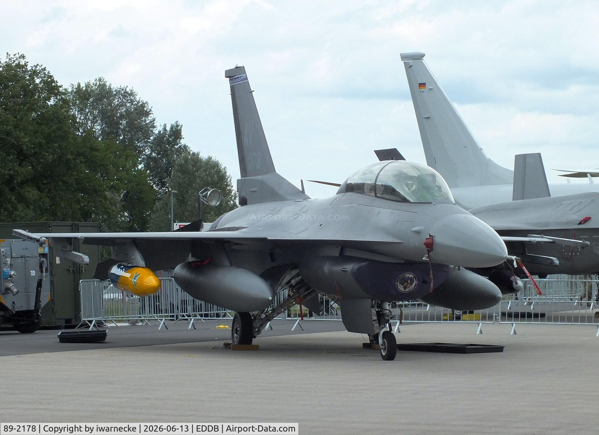 Aircraft 89-2178, 1989 General Dynamics F-16DG Night Falcon, c/n 1D-53, General Dynamics F-16DG Night Falcon of the USAF at ILA 2026, Berlin, at EDDB, photo by iwarnecke