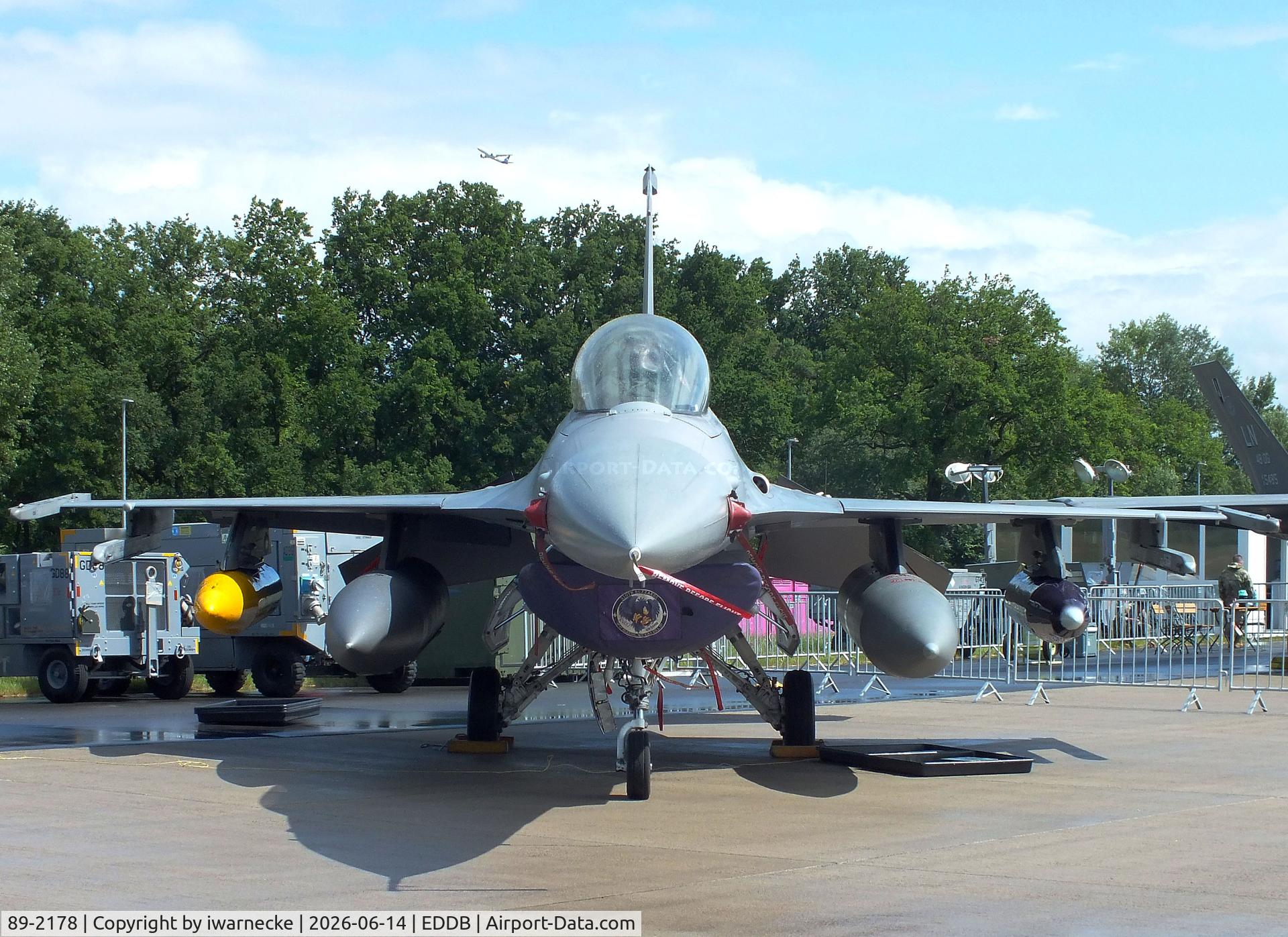 Aircraft 89-2178, 1989 General Dynamics F-16DG Night Falcon, c/n 1D-53, General Dynamics F-16DG Night Falcon of the USAF at ILA 2026, Berlin, at EDDB, photo by iwarnecke