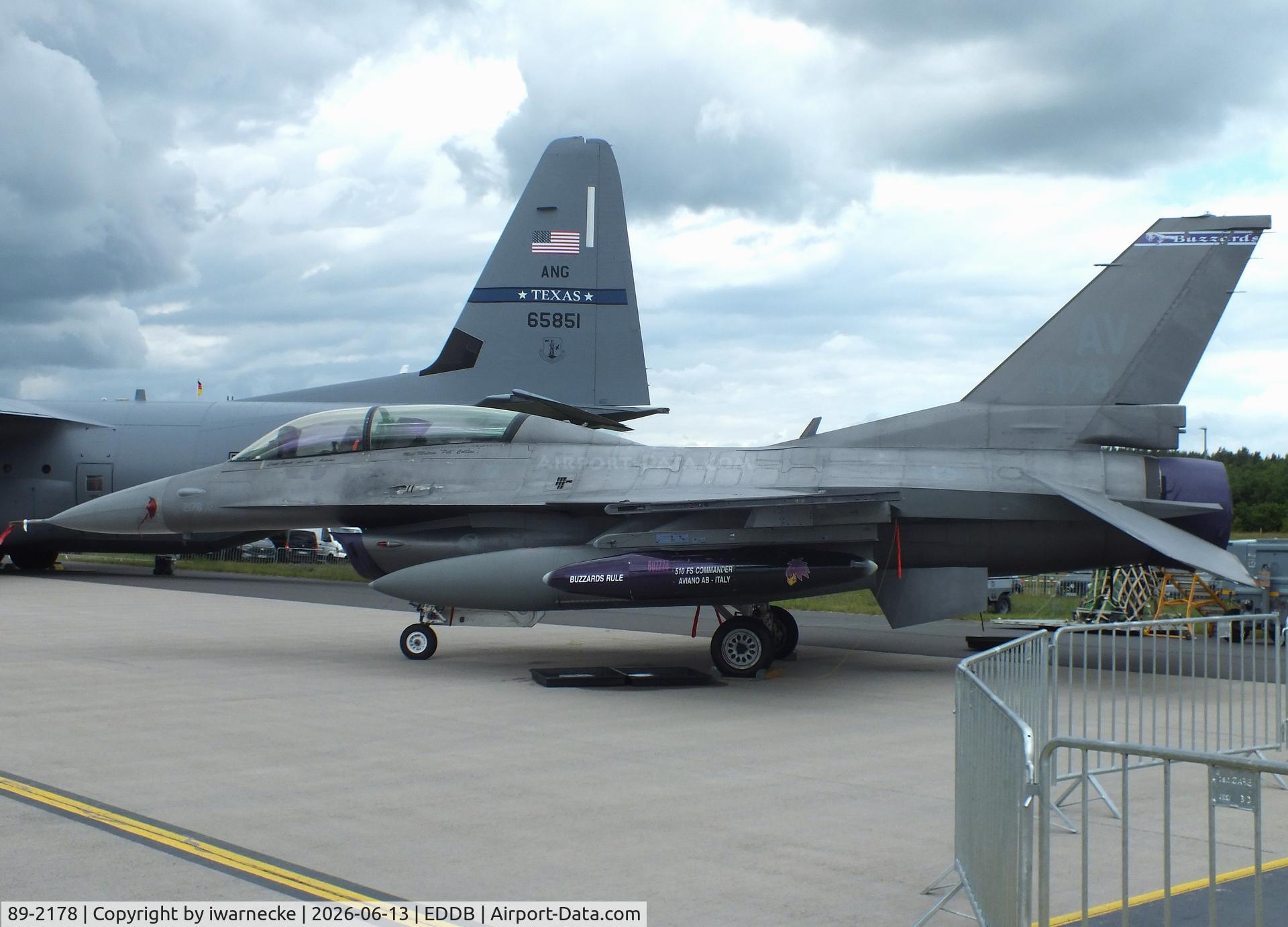 Aircraft 89-2178, 1989 General Dynamics F-16DG Night Falcon, c/n 1D-53, General Dynamics F-16DG Night Falcon of the USAF at ILA 2026, Berlin, at EDDB, photo by iwarnecke