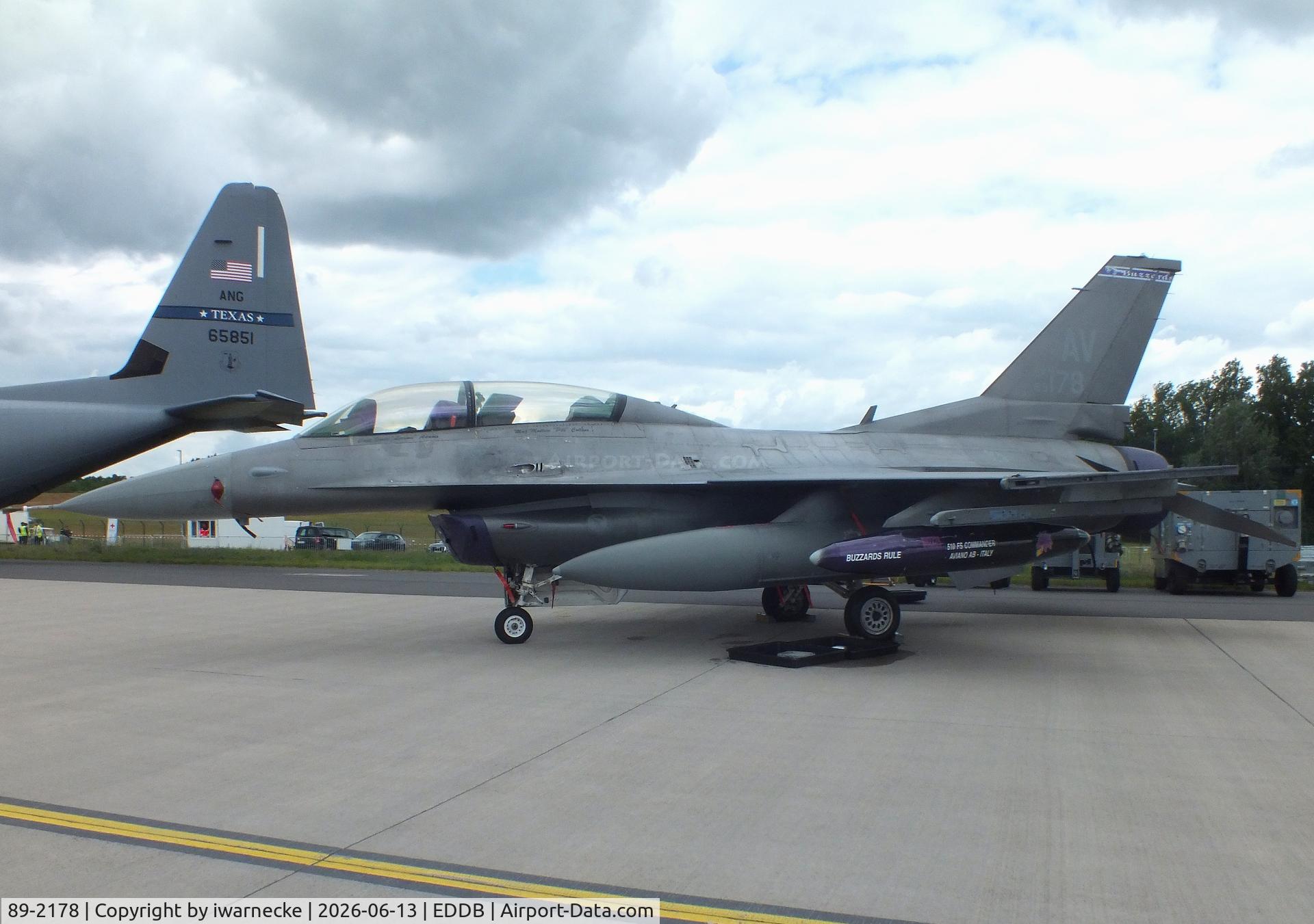 Aircraft 89-2178, 1989 General Dynamics F-16DG Night Falcon, c/n 1D-53, General Dynamics F-16DG Night Falcon of the USAF at ILA 2026, Berlin, at EDDB, photo by iwarnecke