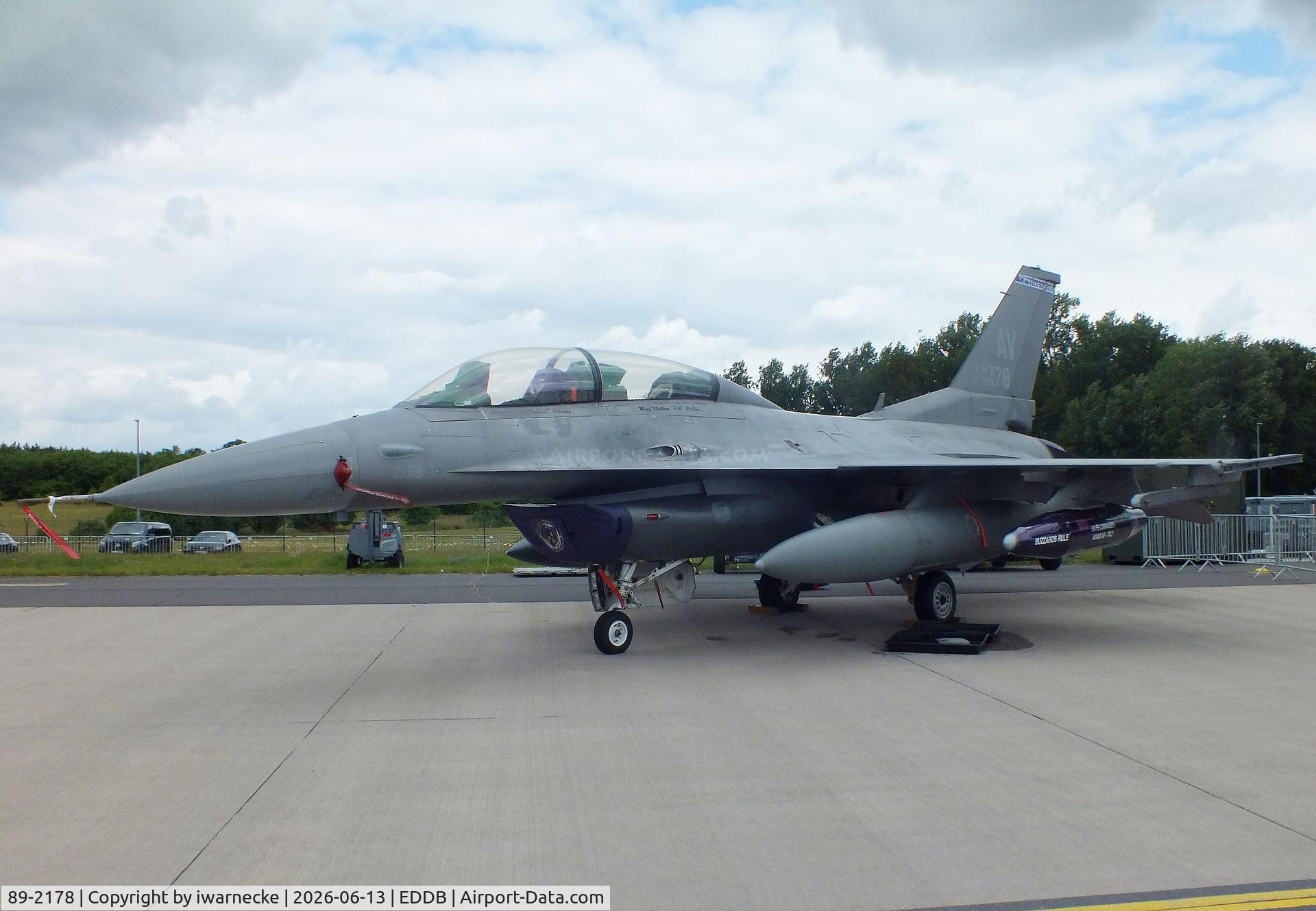 Aircraft 89-2178, 1989 General Dynamics F-16DG Night Falcon, c/n 1D-53, General Dynamics F-16DG Night Falcon of the USAF at ILA 2026, Berlin, at EDDB, photo by iwarnecke