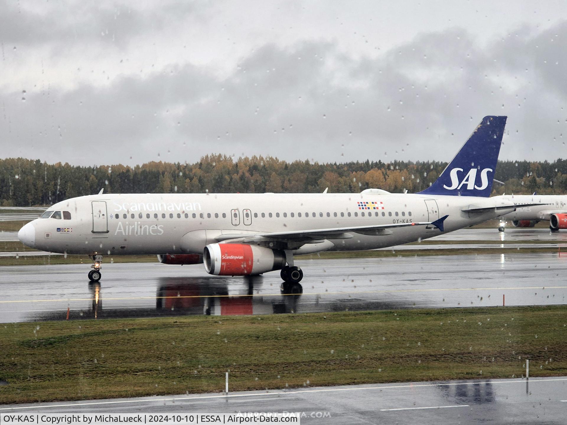 Aircraft OY-KAS, 2007 Airbus A320-232, c/n 3335, A rainy day at Arlanda, at ESSA, photo by MichaLueck