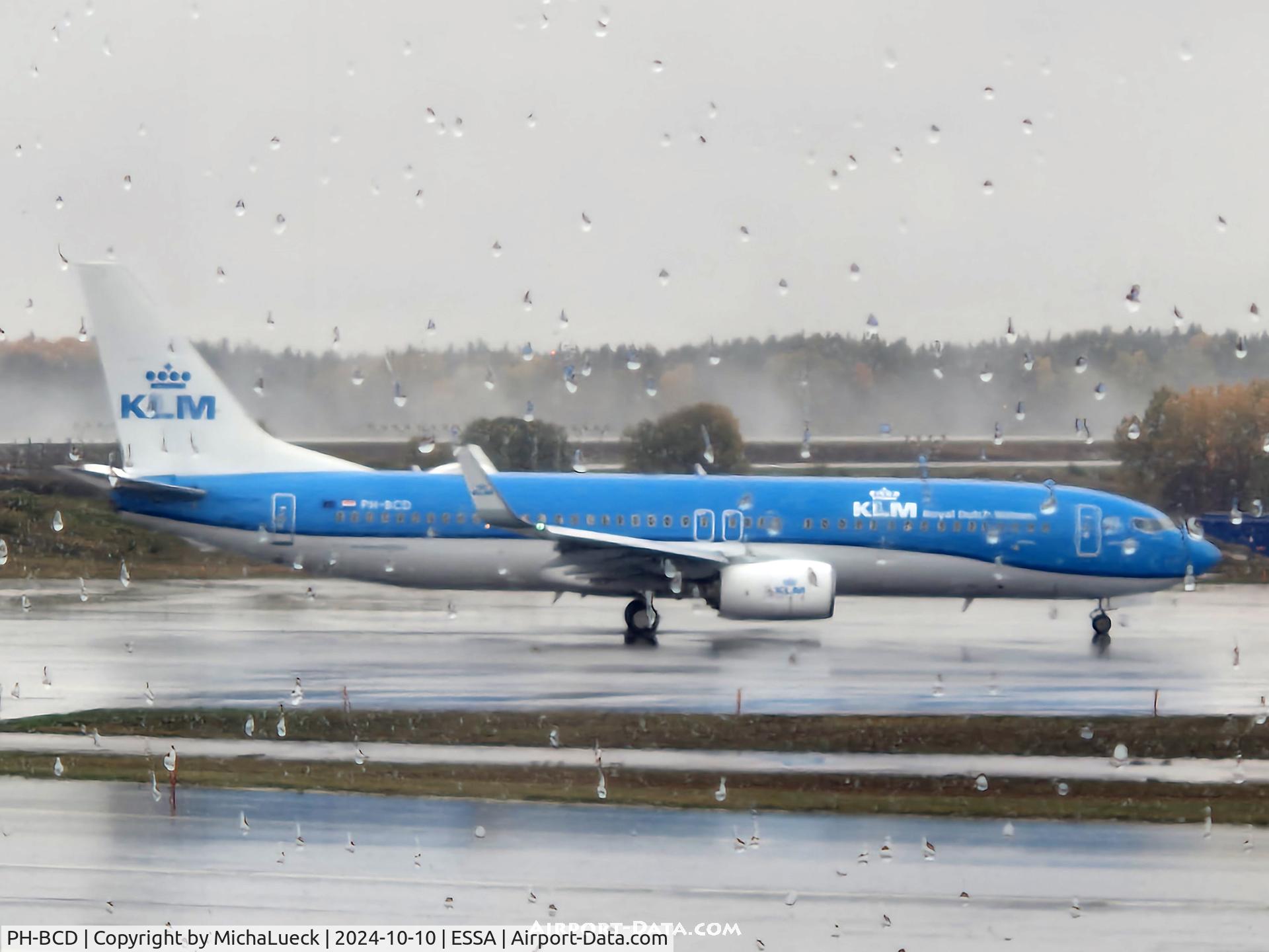 Aircraft PH-BCD, 2013 Boeing 737-8K2, c/n 42149 l/n 4458, A rainy day at Arlanda, at ESSA, photo by MichaLueck
