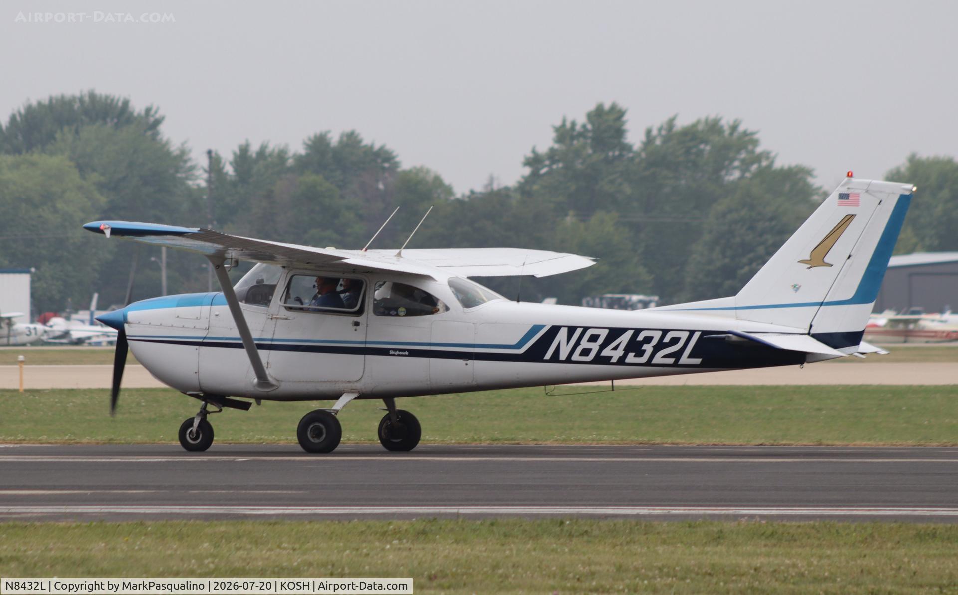 Aircraft N8432L, 1968 Cessna 172I, c/n 17256632, Cessna 172I, at KOSH, photo by MarkPasqualino