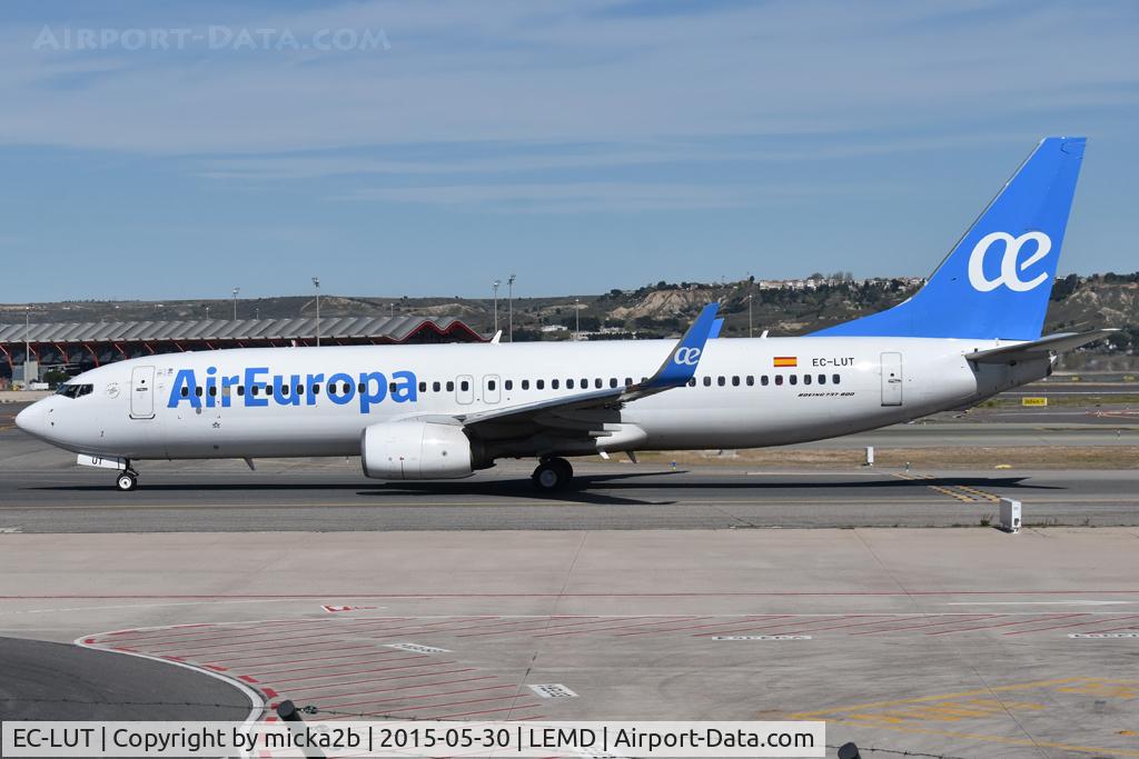 Aircraft EC-LUT, 2013 Boeing 737-85P, c/n 36592, Taxiing with new livery, at LEMD, photo by micka2b