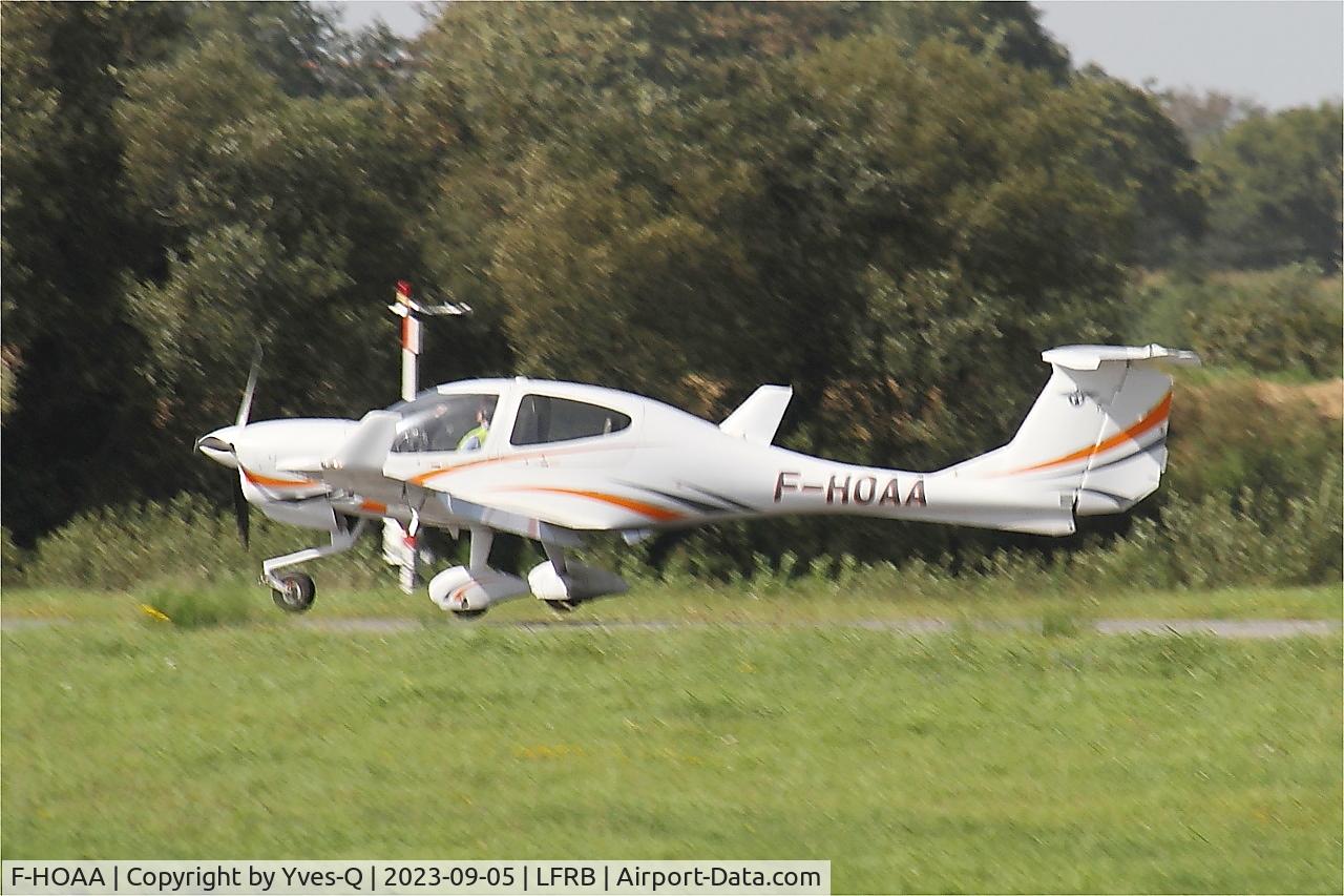 Aircraft F-HOAA, Diamond DA-40 Diamond Star, c/n D4.148, Diamond DA-40 Diamond Star, Landing rwy 25L, Brest-Bretagne Airport (LFRB-BES), at LFRB, photo by Yves-Q
