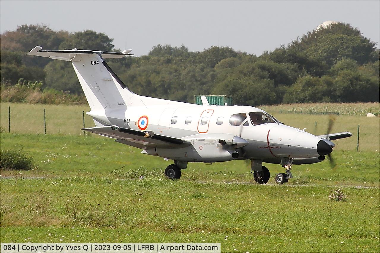 Aircraft 084, 1983 Embraer EMB-121AA Xingu, c/n 121-084, Embraer EMB-121AA Xingu, Taxiing rwy 25L, Brest-Bretagne Airport (LFRB-BES), at LFRB, photo by Yves-Q