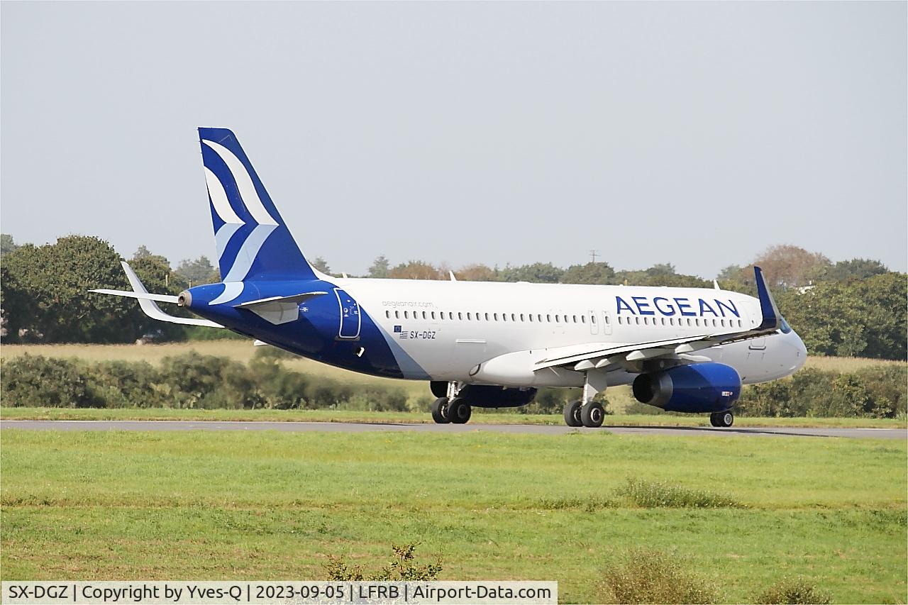Aircraft SX-DGZ, 2015 Airbus A320-232, c/n 6643, Airbus A320-232, Taxiing rwy 25L, Brest-Bretagne airport (LFRB-BES), at LFRB, photo by Yves-Q