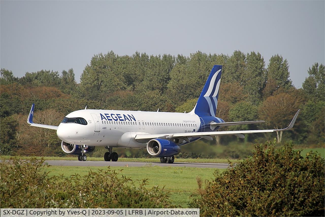 Aircraft SX-DGZ, 2015 Airbus A320-232, c/n 6643, Airbus A320-232, Ready to take off rwy 25L, Brest-Bretagne airport (LFRB-BES), at LFRB, photo by Yves-Q