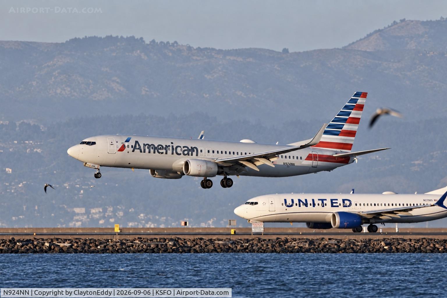 Aircraft N924NN, 2013 Boeing 737-823, c/n 33486, SFO 2026, at KSFO, photo by ClaytonEddy
