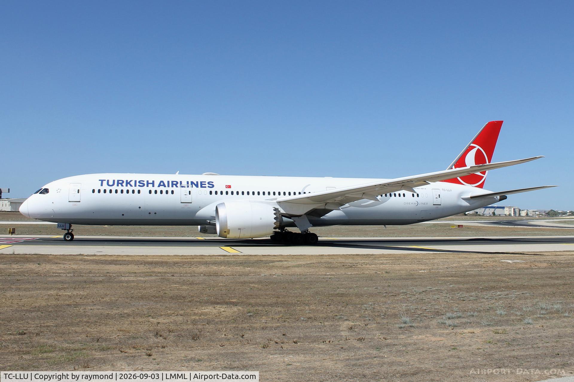 Aircraft TC-LLU, Boeing 787-9 Dreamliner Dreamliner, c/n 65819, Turkish Airlines Boeing 787-9 Dreamliner reg TC-LLU taxiing out for departure from Malta to Istanbul, Turkey., at LMML, photo by raymond