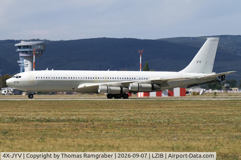Aircraft 4X-JYV, 1975 Boeing 707-3L6C, c/n 21096 l/n 900, Israeli - Air Force Boeing 707-300, at LZIB, photo by Thomas Ramgraber