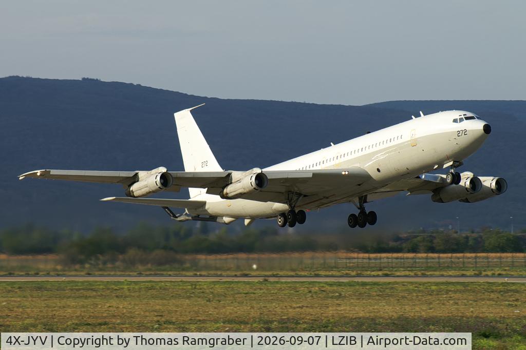 Aircraft 4X-JYV, 1975 Boeing 707-3L6C, c/n 21096 l/n 900, Israeli - Air Force Boeing 707-300, at LZIB, photo by Thomas Ramgraber