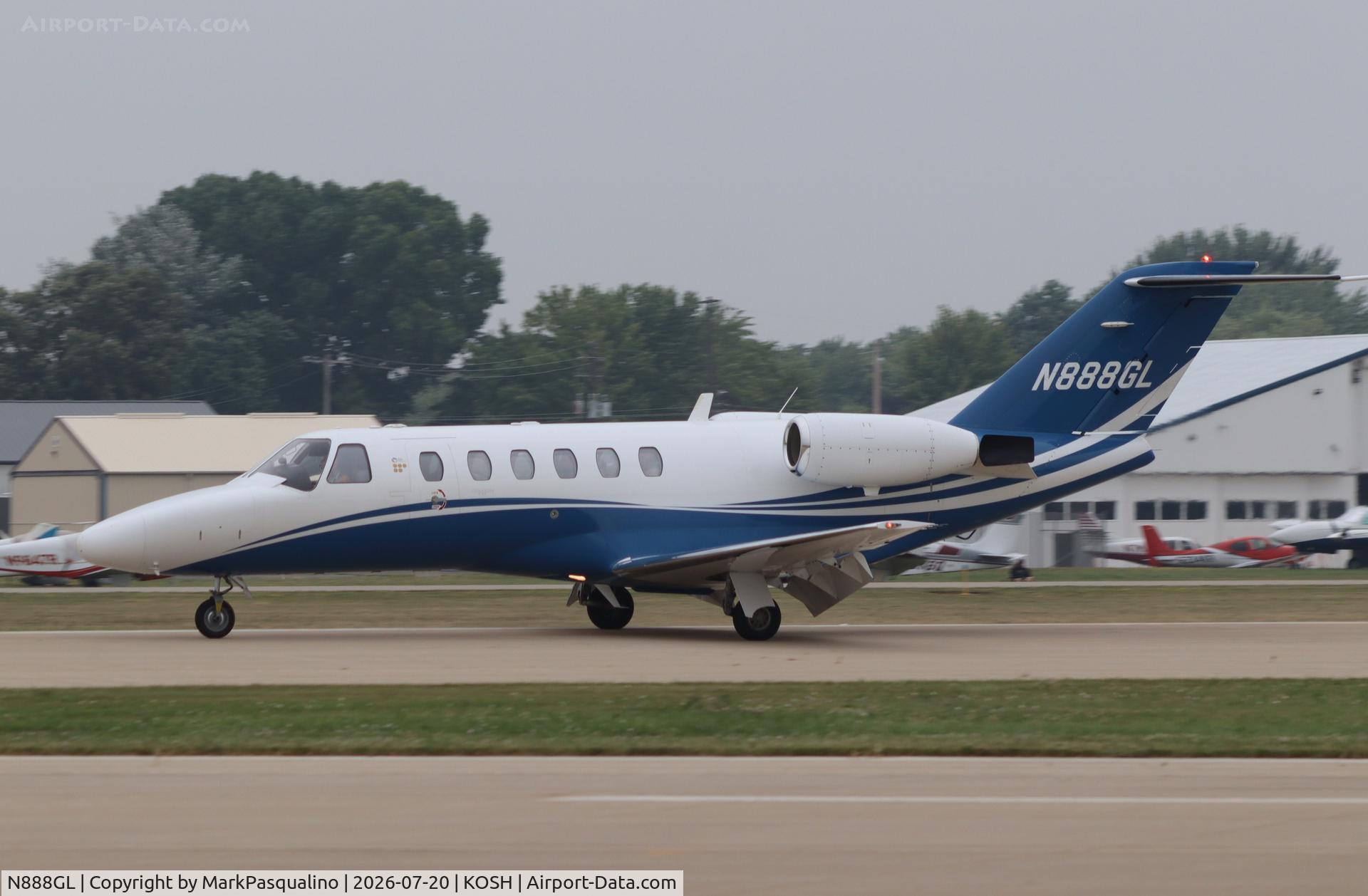 Aircraft N888GL, 2004 Cessna 525A CitationJet CJ2, c/n 525A0201, Cessna 525A CJ2, at KOSH, photo by MarkPasqualino