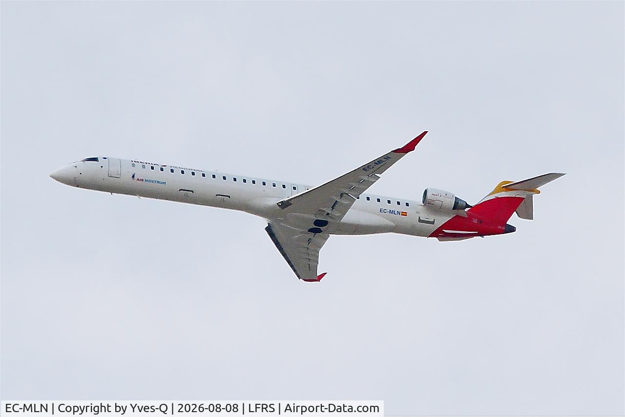 Aircraft EC-MLN, 2016 Bombardier CRJ-1000 (CL-600-2E25), c/n 19049, Bombardier CRJ-1000 long approach rwy 21, Nantes-Atlantique airport (LFRS-NTE), at LFRS, photo by Yves-Q