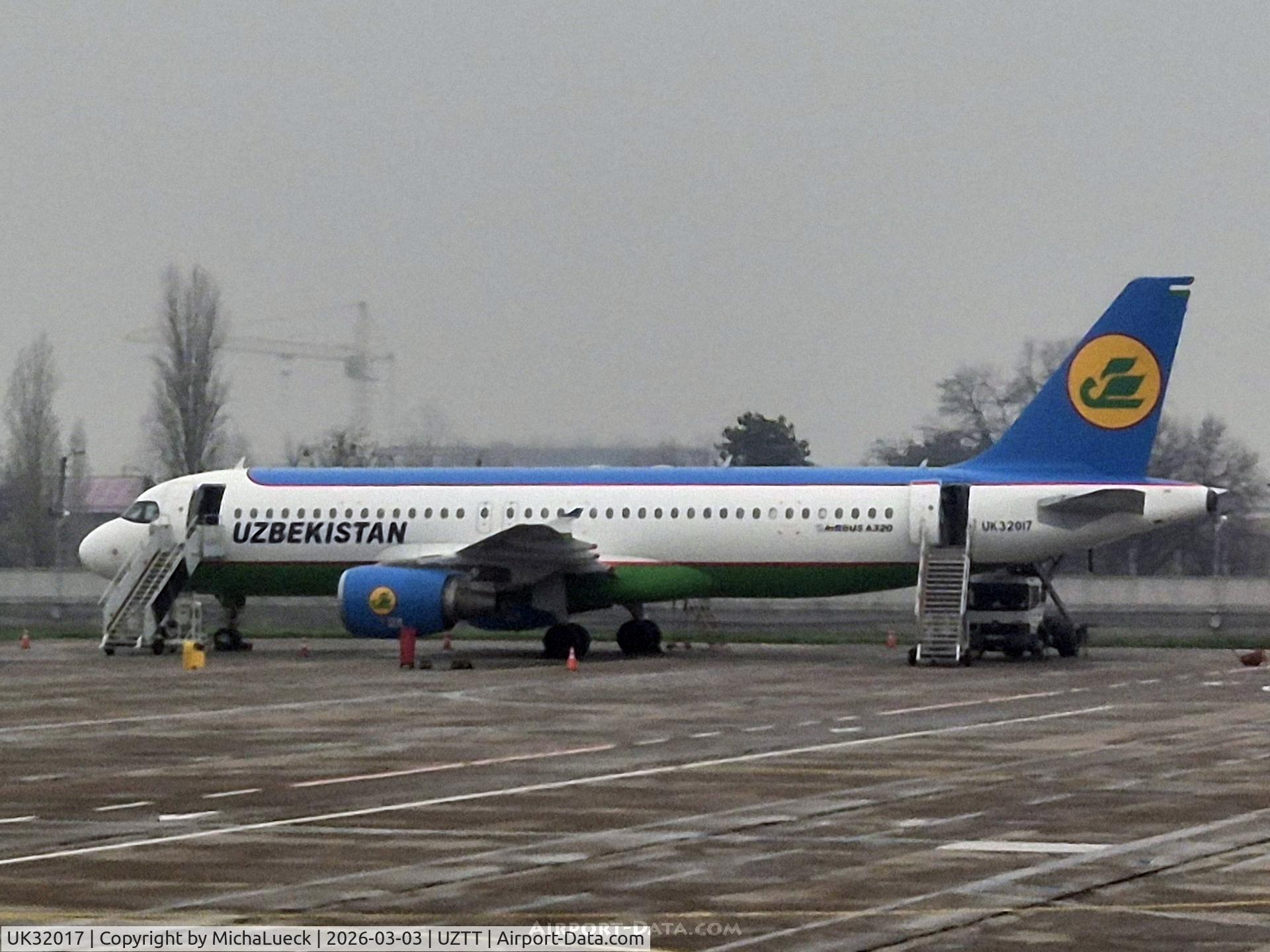 Aircraft UK32017, 2011 Airbus 320-214, c/n 4651, At Tashkent, at UZTT, photo by MichaLueck