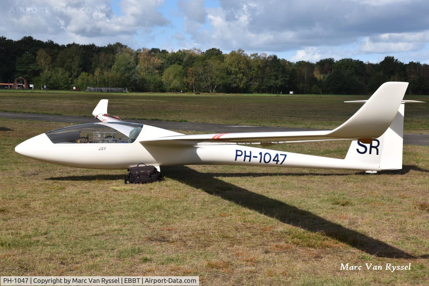 Aircraft PH-1047, Rolladen-Schneider LS-8a, c/n 8022, At Brasschaat on 5-9-2026., at EBBT, photo by Marc Van Ryssel