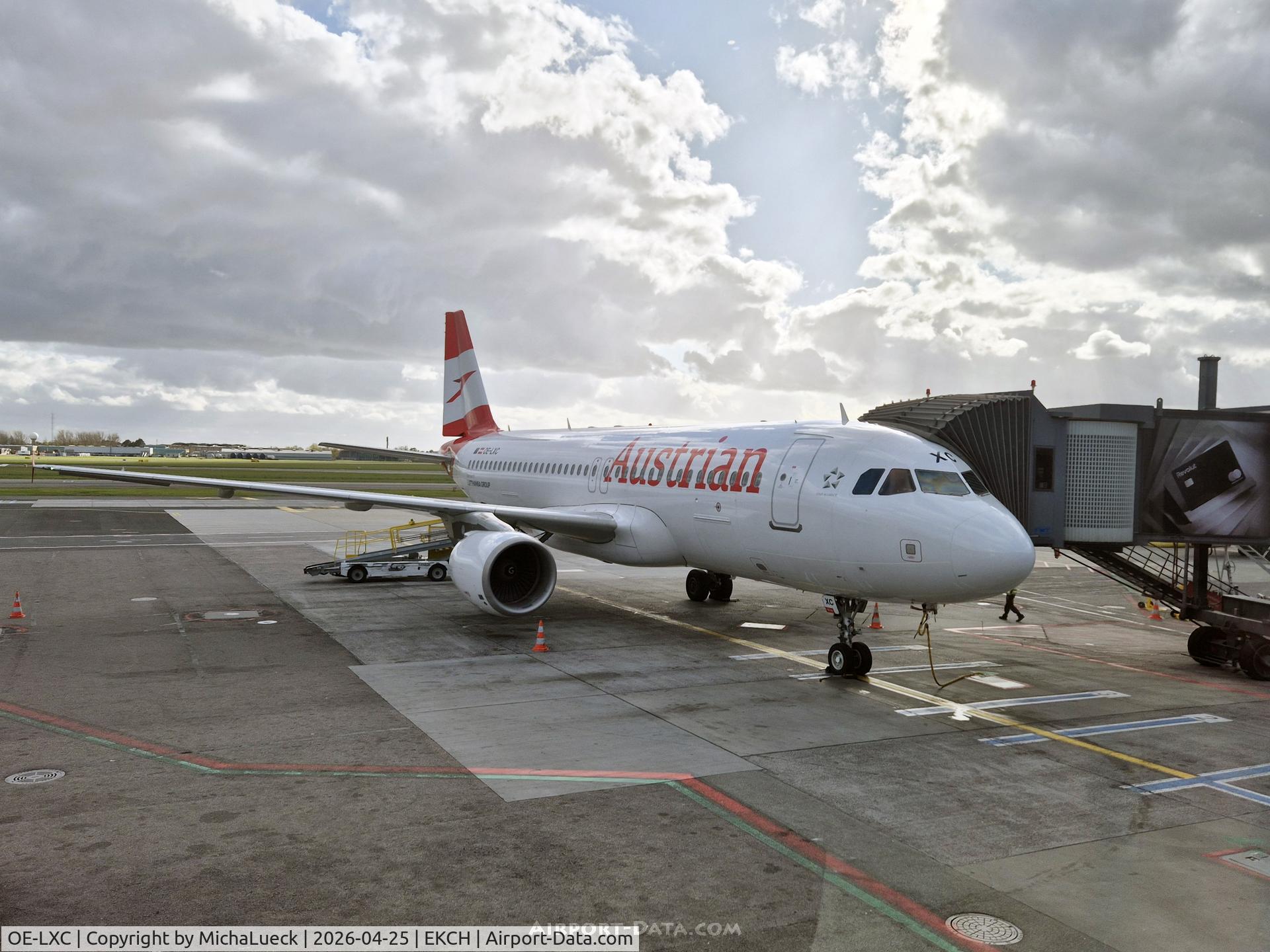 Aircraft OE-LXC, 2008 Airbus A320-216, c/n 3502, At Kastrup, at EKCH, photo by MichaLueck