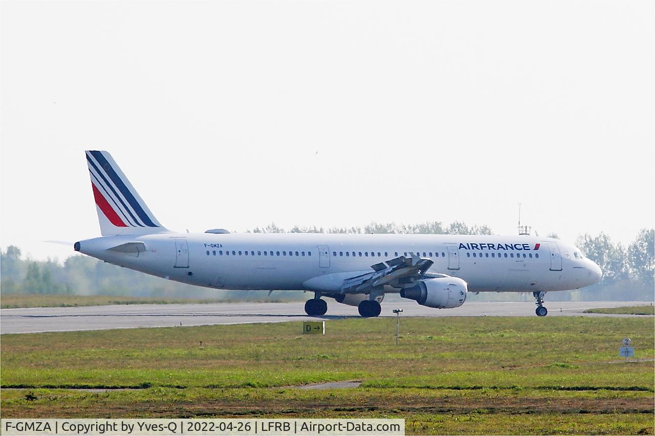 Aircraft F-GMZA, 1994 Airbus A321-111, c/n 498, Airbus A321-111, Taxiing to boarding ramp, Brest-Bretagne Airport (LFRB-BES), at LFRB, photo by Yves-Q