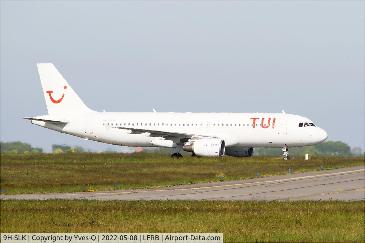 Aircraft 9H-SLK, 2002 Airbus A320-214, c/n 1725, Airbus A320-214, Taxiing to boarding ramp, Brest-Bretagne Airport (LFRB-BES), at LFRB, photo by Yves-Q