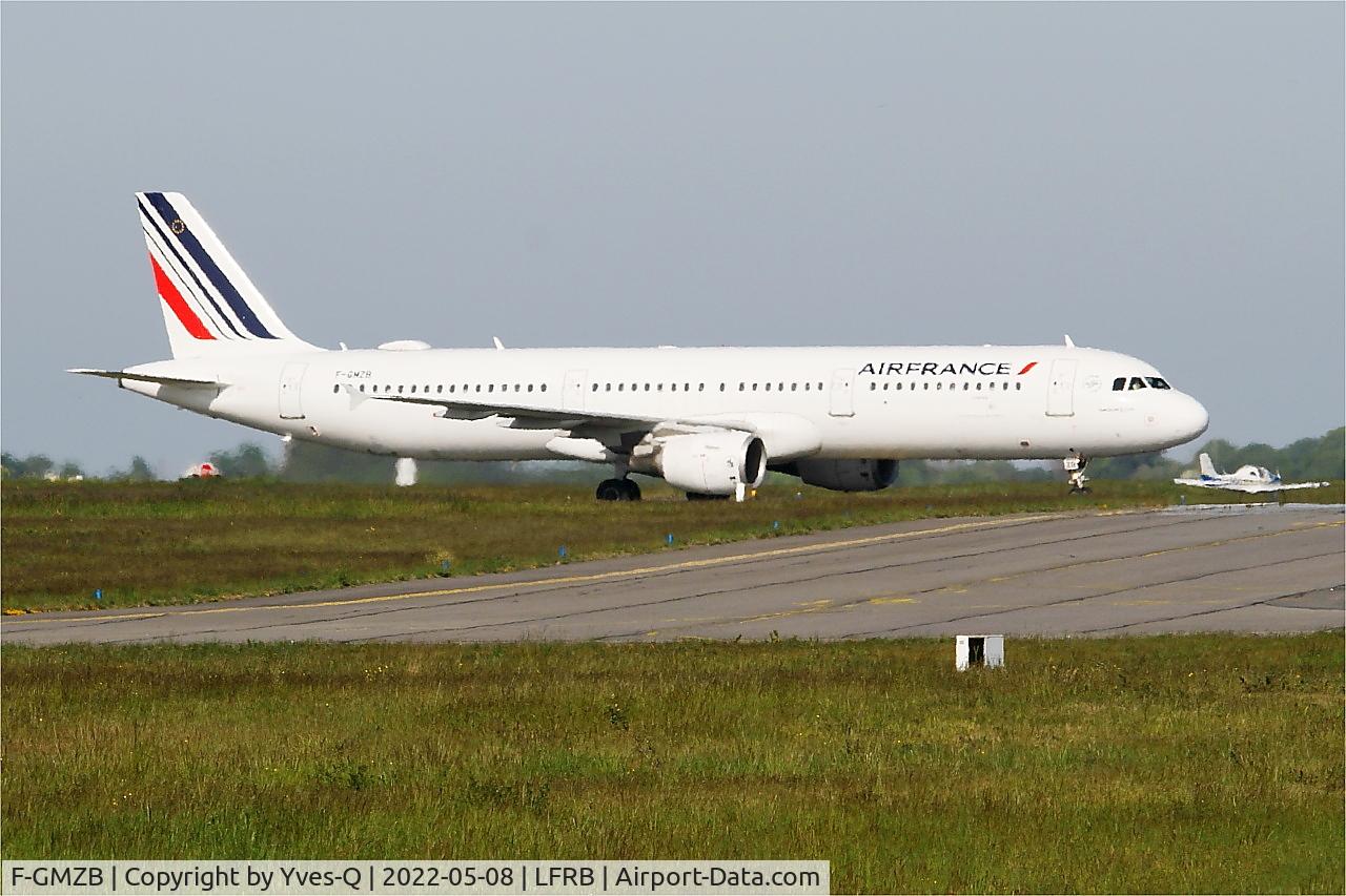 Aircraft F-GMZB, 1994 Airbus A321-111, c/n 509, Airbus A321-111, Taxiing to boarding ramp, Brest-Bretagne Airport (LFRB-BES), at LFRB, photo by Yves-Q