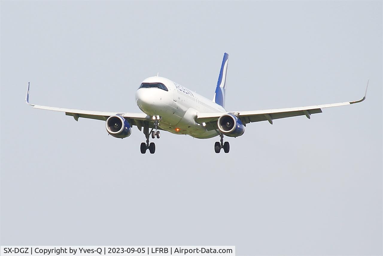 Aircraft SX-DGZ, 2015 Airbus A320-232, c/n 6643, Airbus A320-232, Short approach rwy 25L, Brest-Bretagne airport (LFRB-BES), at LFRB, photo by Yves-Q