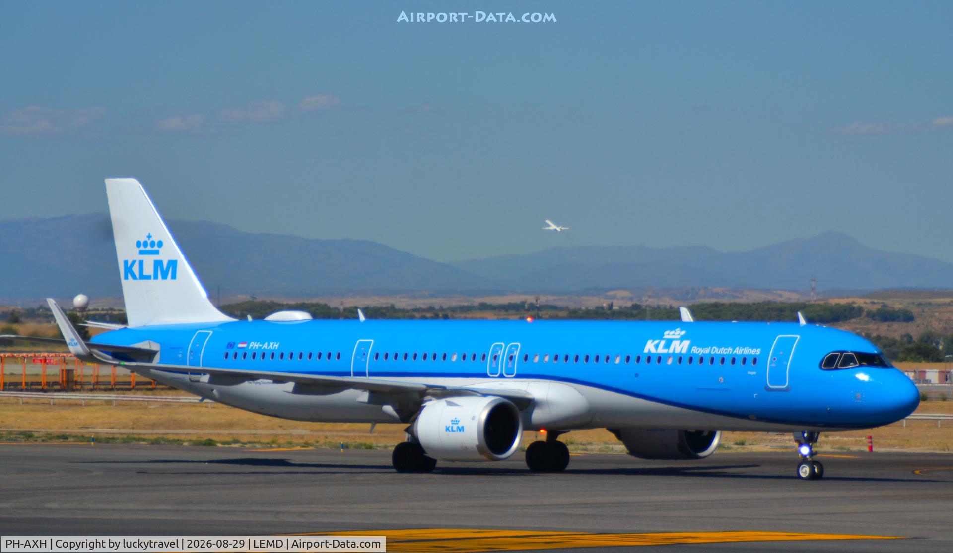 Aircraft PH-AXH, 2025 Airbus A321-252NX, c/n 12532, KLM A321neo taxiing at Madrid (LEMD) to Terminal 2 after Landing, at LEMD, photo by luckytravel