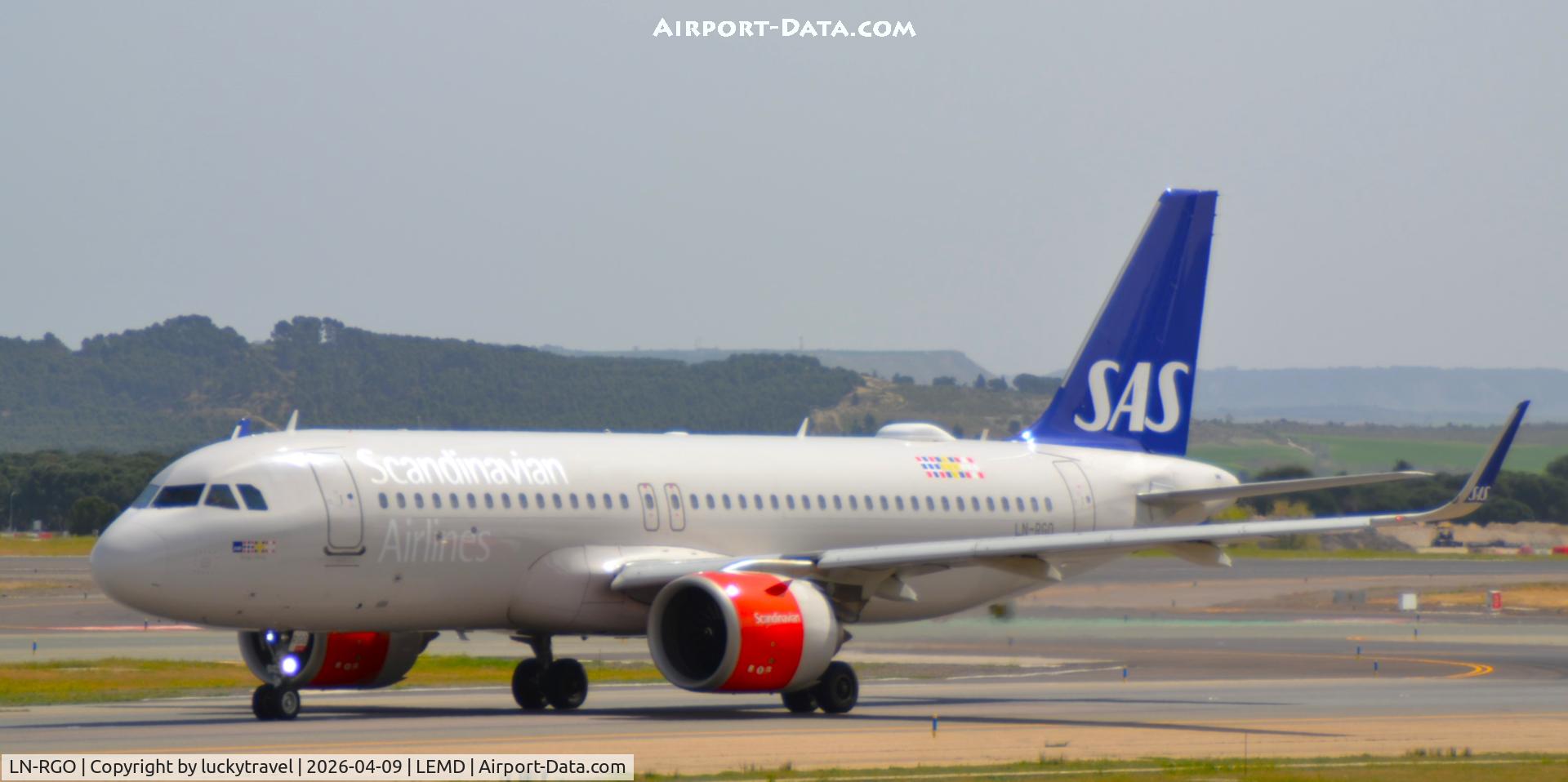 Aircraft LN-RGO, 2016 Airbus A320-251N, c/n 7352, SAS A320-200 taxiing at Madrid (LEMD) to takeoff RWY36L, at LEMD, photo by luckytravel