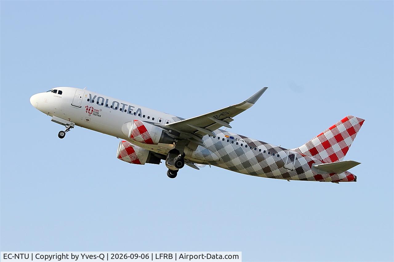 Aircraft EC-NTU, 2014 Airbus A320-214, c/n 5950, Airbus A320-214, Take off rwy 25L, Brest-Bretagne Airport (LFRB-BES), at LFRB, photo by Yves-Q