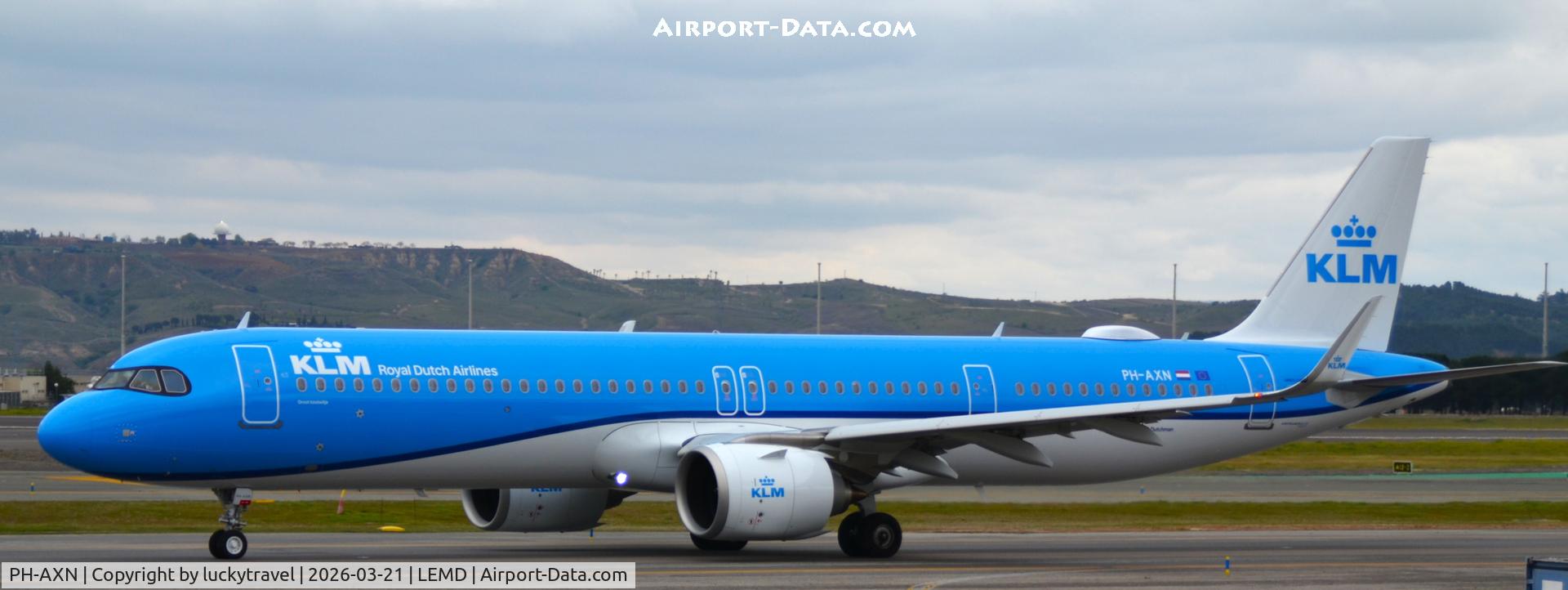 Aircraft PH-AXN, 2025 Airbus A321- 252NX, c/n 12997, KLM A321neo taxiing at Madrid (LEMD) to takeoff RWY36L, at LEMD, photo by luckytravel