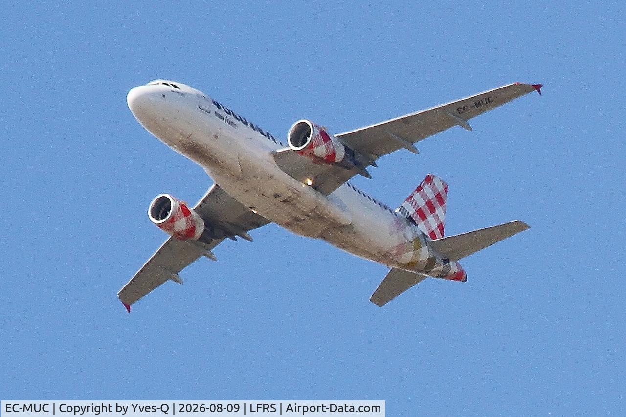 Aircraft EC-MUC, 2004 Airbus A319-111, c/n 2122, Airbus A319-111, long approach rwy 21, Nantes-Atlantique airport (LFRS-NTE), at LFRS, photo by Yves-Q