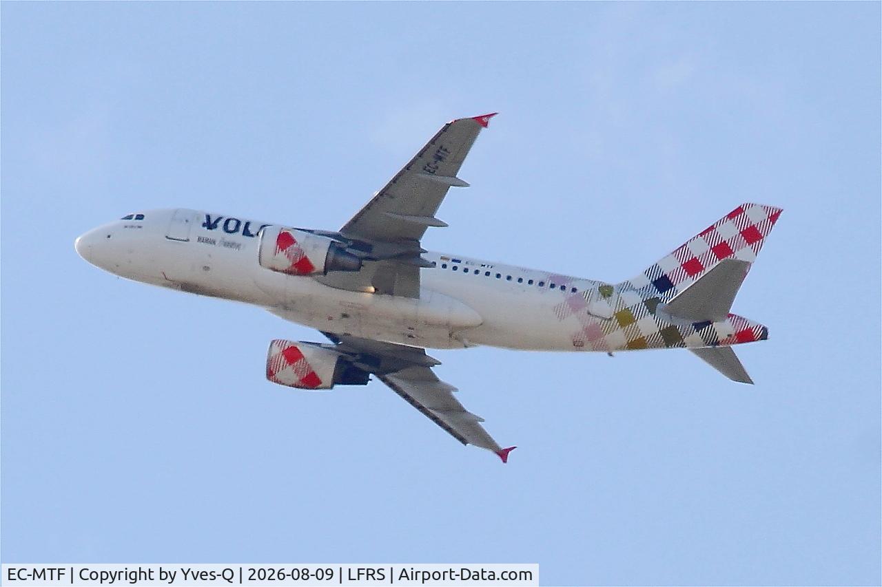 Aircraft EC-MTF, 2005 Airbus A319-111, c/n 2382, Airbus A319-111, Climbing from rwy 03, Nantes-Atlantique airport (LFRS-NTE), at LFRS, photo by Yves-Q