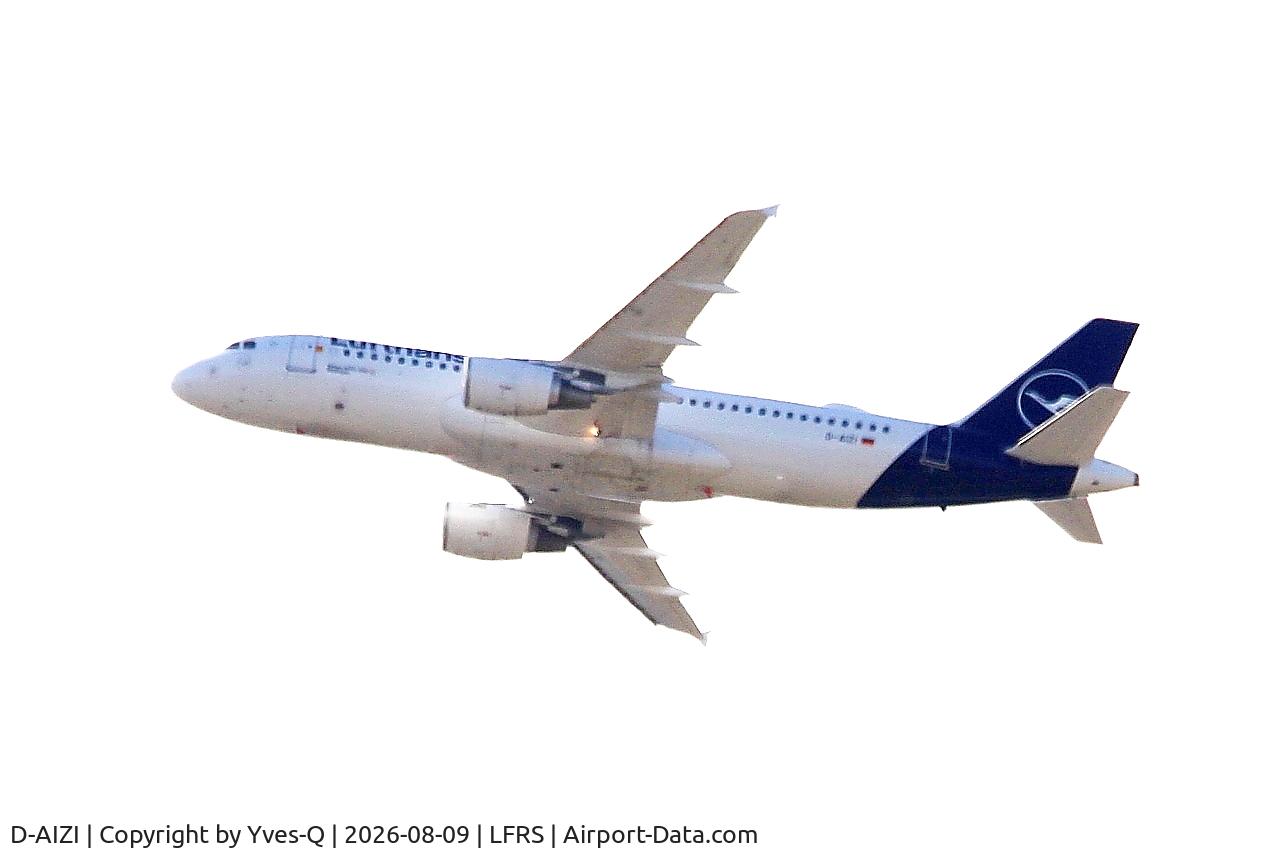 Aircraft D-AIZI, 2010 Airbus A320-214, c/n 4398, Airbus A320-214, Climbing from rwy 03, Nantes-Atlantique airport (LFRS-NTE), at LFRS, photo by Yves-Q